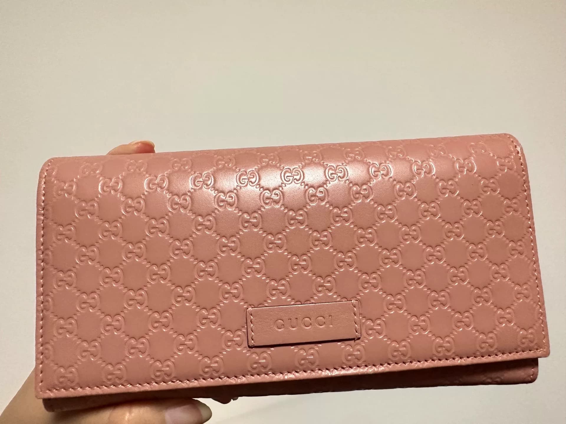 Кошелек от Gucci практически новый, милая, не присылай мне сообщение, я рассержусь.