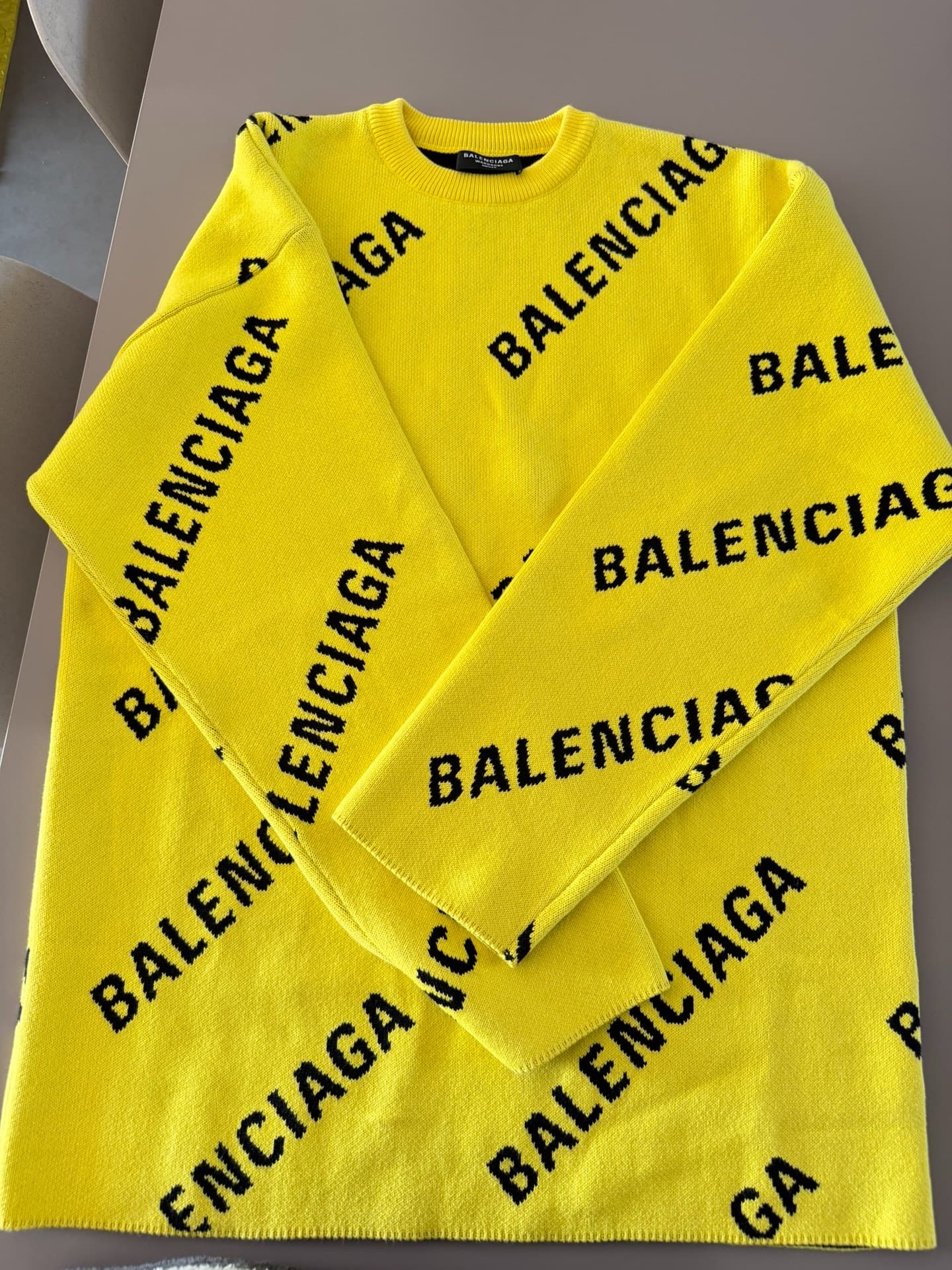 Balenciaga Свитер с лимонно-желтыми буквами Balenciaga, размер M, соответствует трем стандартам,