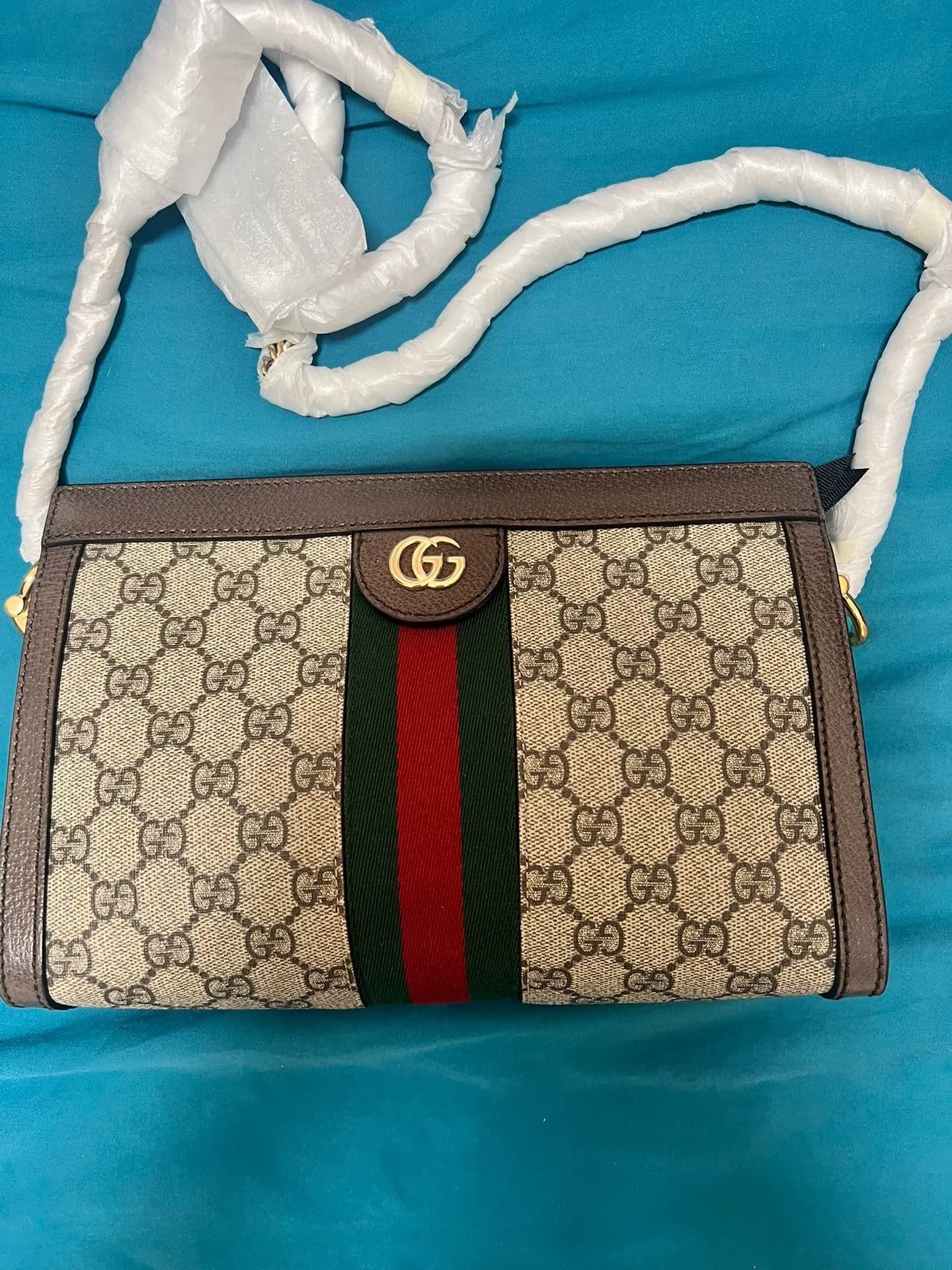 Почти новая сумка-клипса Gucci Ophidia, небольшого размера, классическая для пресбиопии с красным