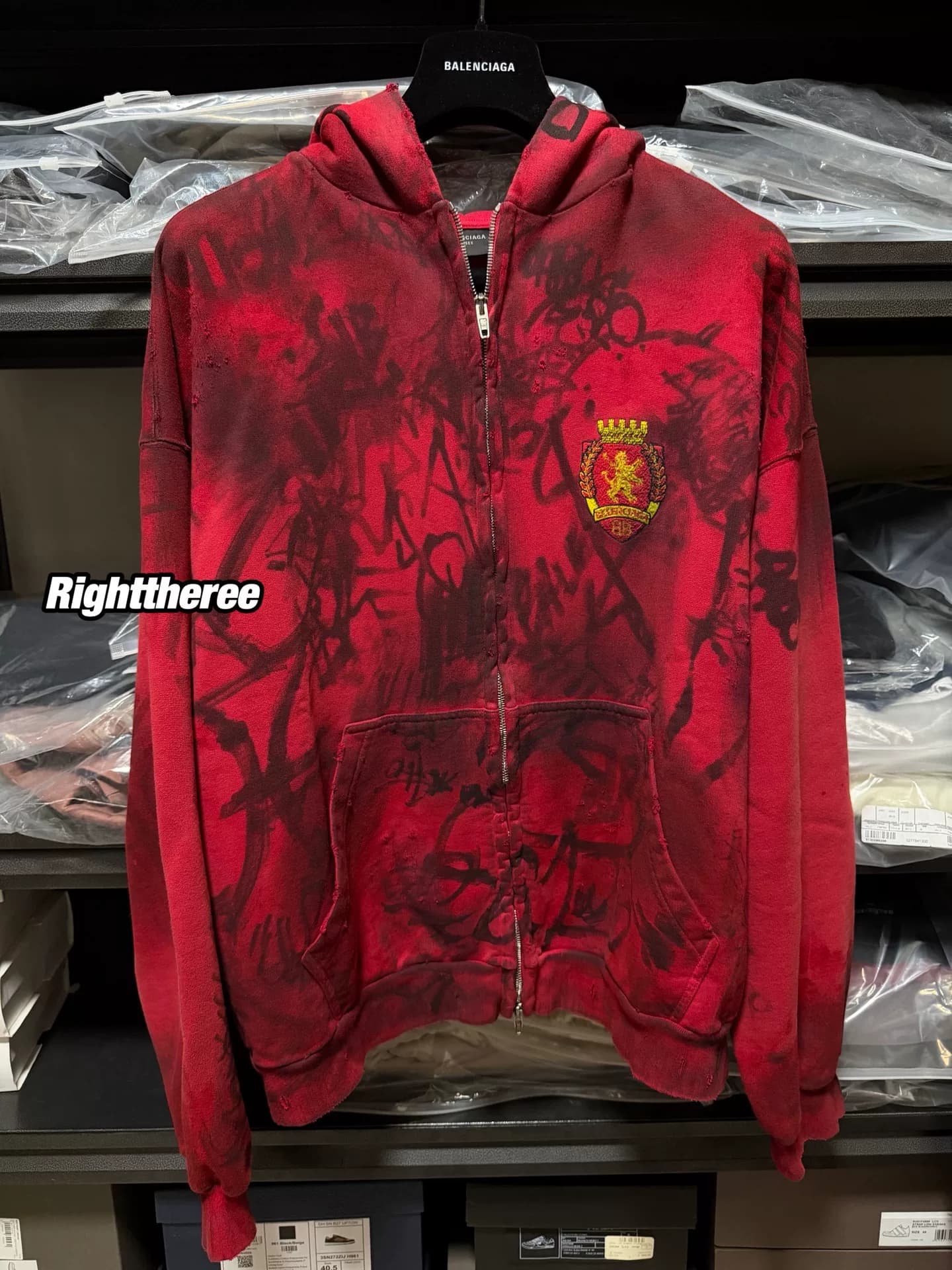 Balenciaga Красный свитер с граффити от Balenciaga Манчестер Юнайтед