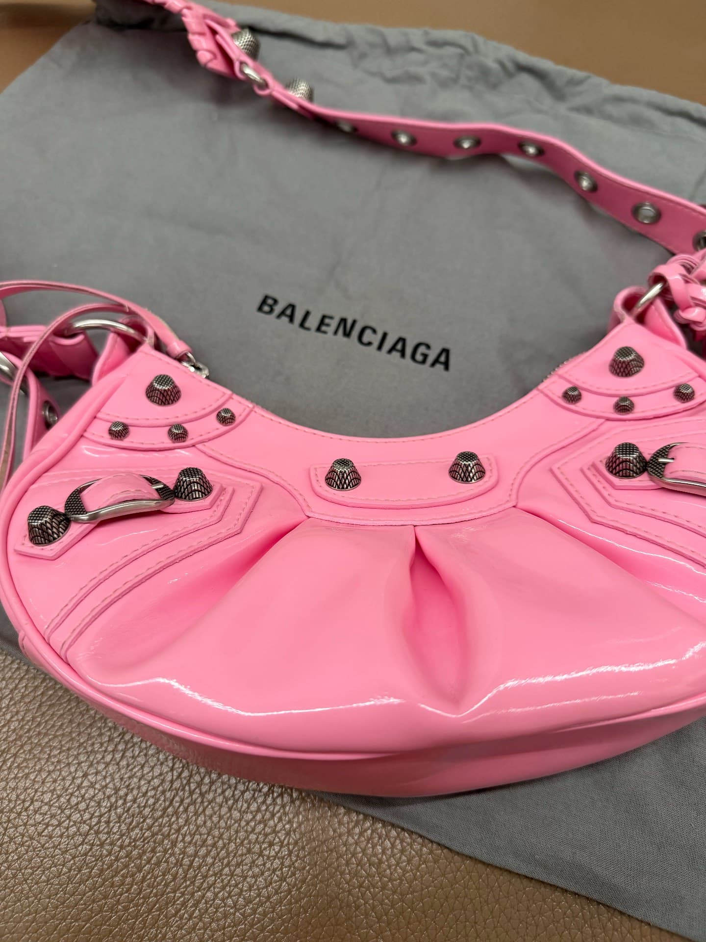 Мотоциклетная сумка Balenciaga Le Cagole из розовой лакированной кожи, приобретенная на прилавке, небольшого размера