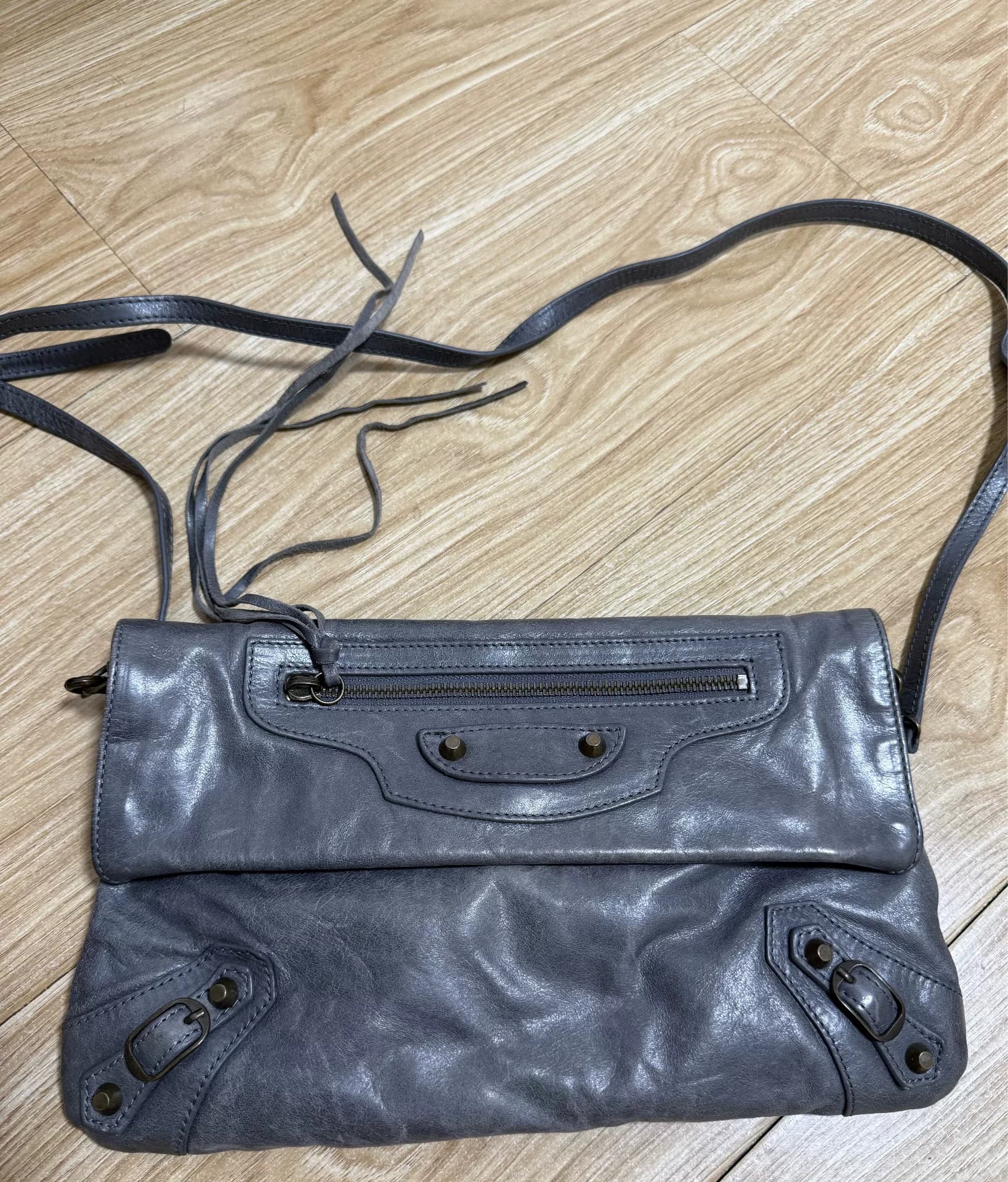 Idle Balenciaga Balenciaga grey хорошо сохранился для личного пользования, мягкая кожаная подкладка, практичные плечевые ремни, регулируемые детали -…