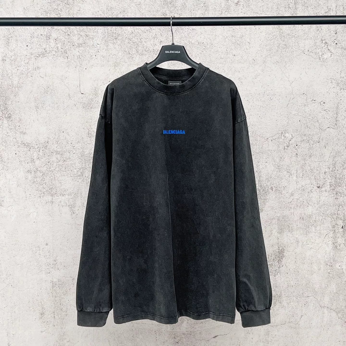 Высочайшее качество!Футболка с длинными рукавами BALENCIAGA/Balenciaga с вышитой парижской буквой L OGO спереди и сзади, стиранная и ношеная. # Ткань…