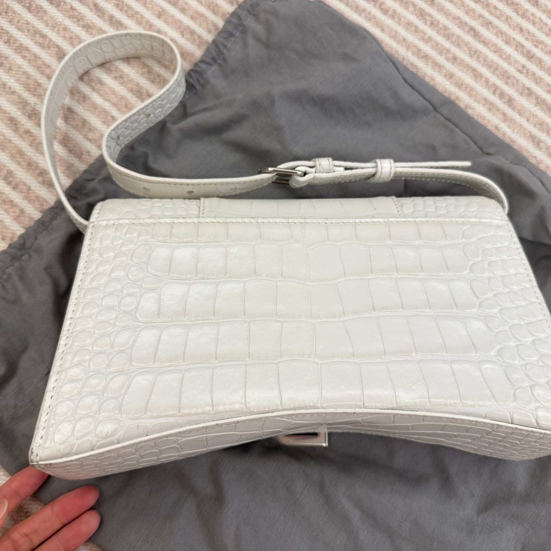 Сумка Balenciaga в виде песочных часов, использовалась несколько раз, на 70% новая, с небольшими дефектами, вы можете рассмотреть детали.