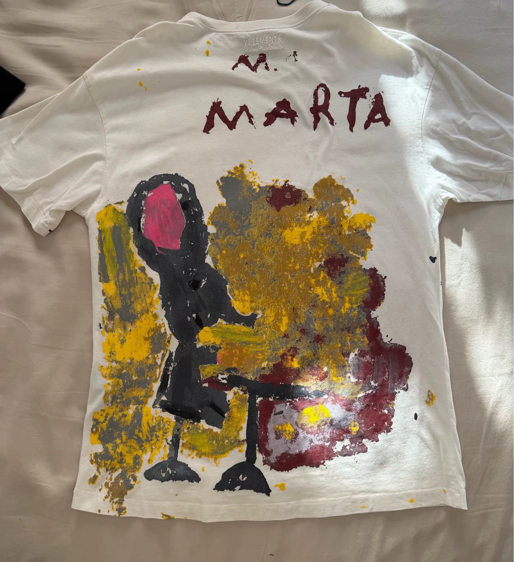 ФУТБОЛКА С КОРОТКИМИ РУКАВАМИ ОТ КОБРЕНДИНГА VETEMENTS x TISCHER, БЕЛАЯ, С ПРИНТОМ MARTA GRAFFITI НА СПИНЕ, РУЧНОЙ РОСПИСЬЮ "СЛОН В КОМНАТЕ" СПЕРЕДИ,…