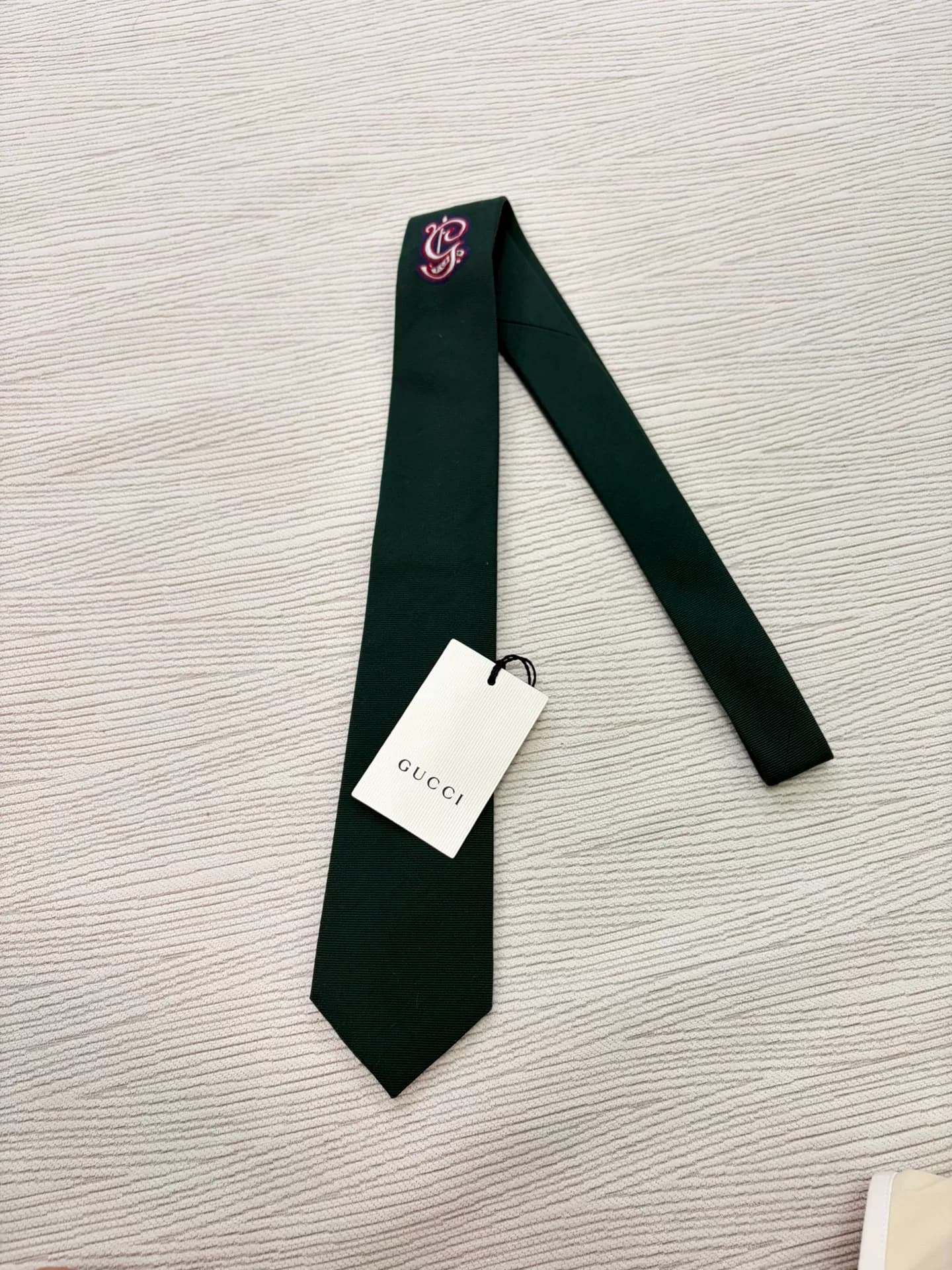 Новый оригинальный мужской галстук Gucci от Gucci, темно-зеленая вышивка, с бирками, итальянский