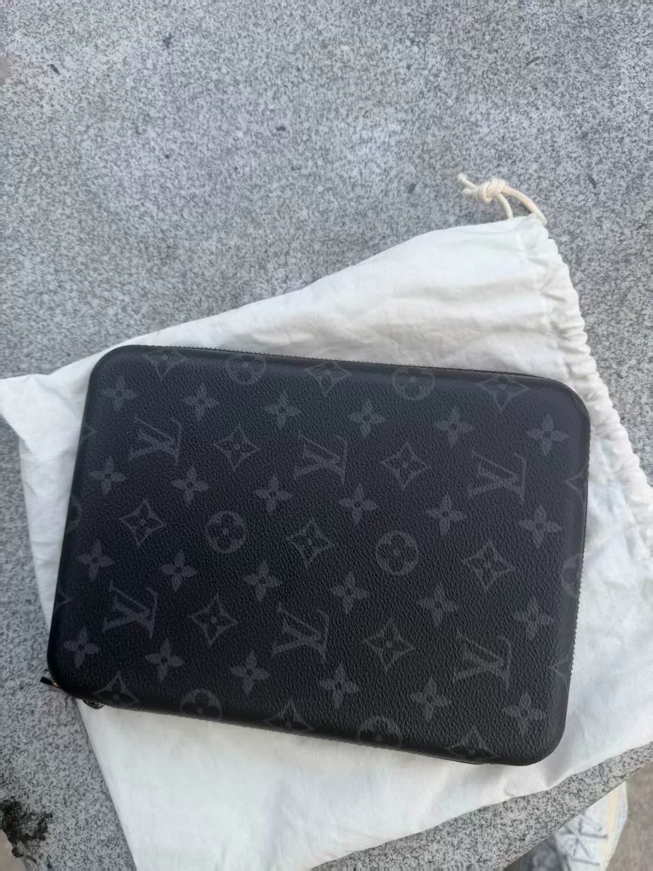 Новая коллекция: Совершенно новая и неиспользованная сумочка LV Presbyopia Black Samurai small box, без следов использования.