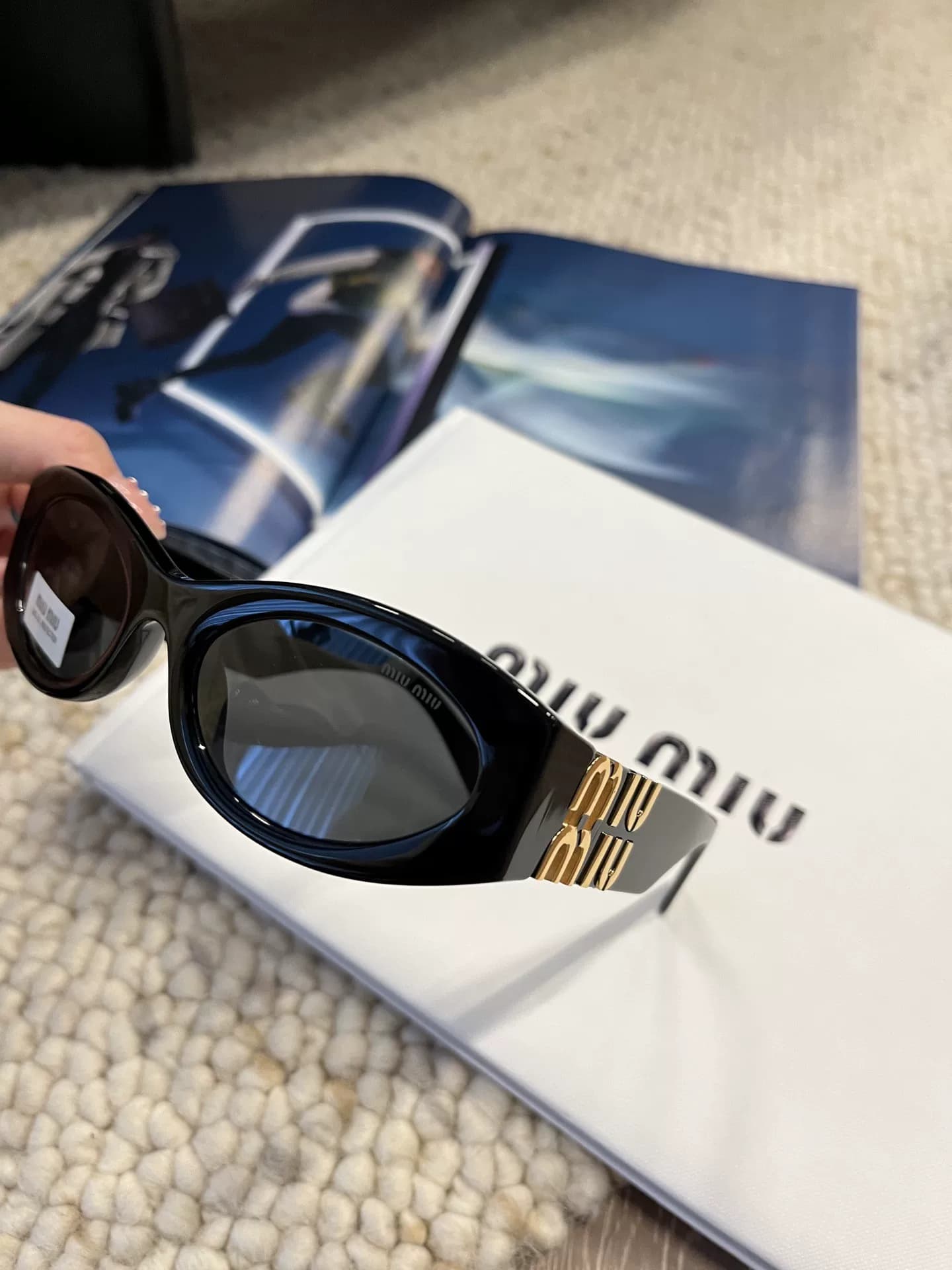 Оригинальные солнцезащитные очки miumiu, абсолютно новые, с защитой от подделок, цена на официальном сайте - 3280, сейчас распродажа