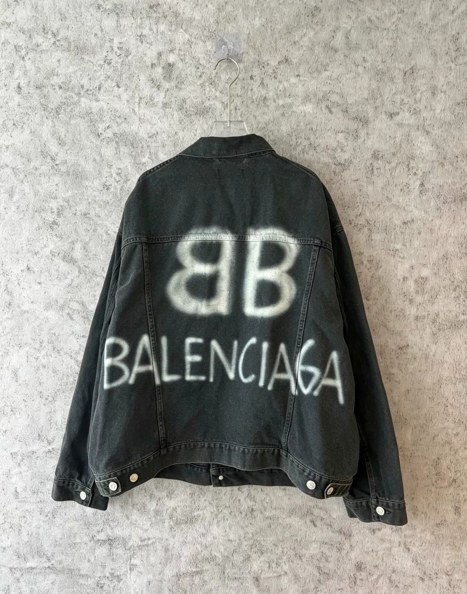 Выстиранная джинсовая ткань Balenciaga Balenciaga окрашена черной краской из баллончика