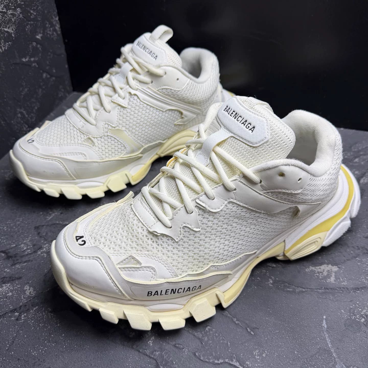 Кроссовки Balenciaga Balenciaga белого цвета с потертостями