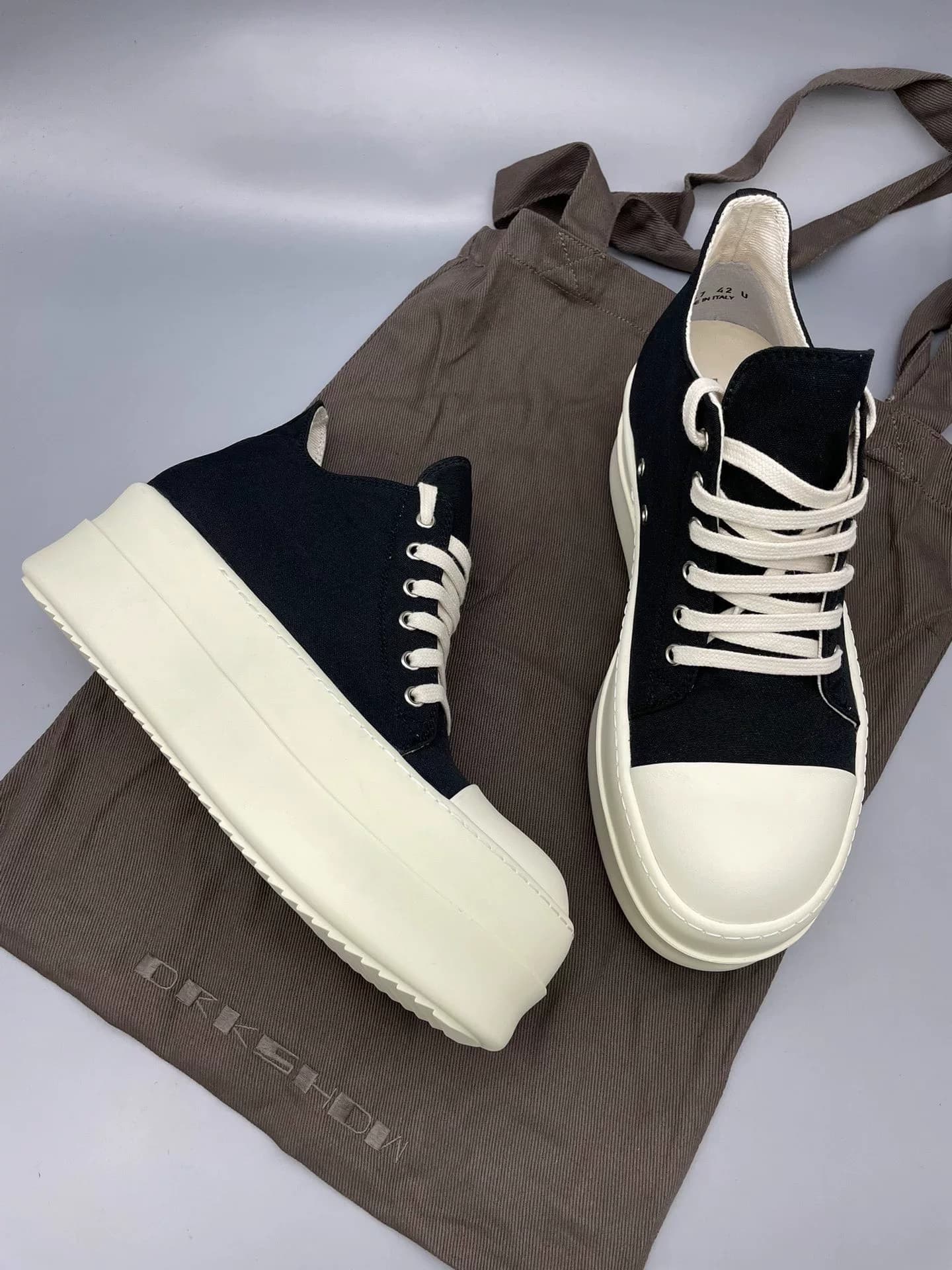 Модель Rick Owens RO из черной замши с двойной строчкой, плотная подошва, низкий вырез