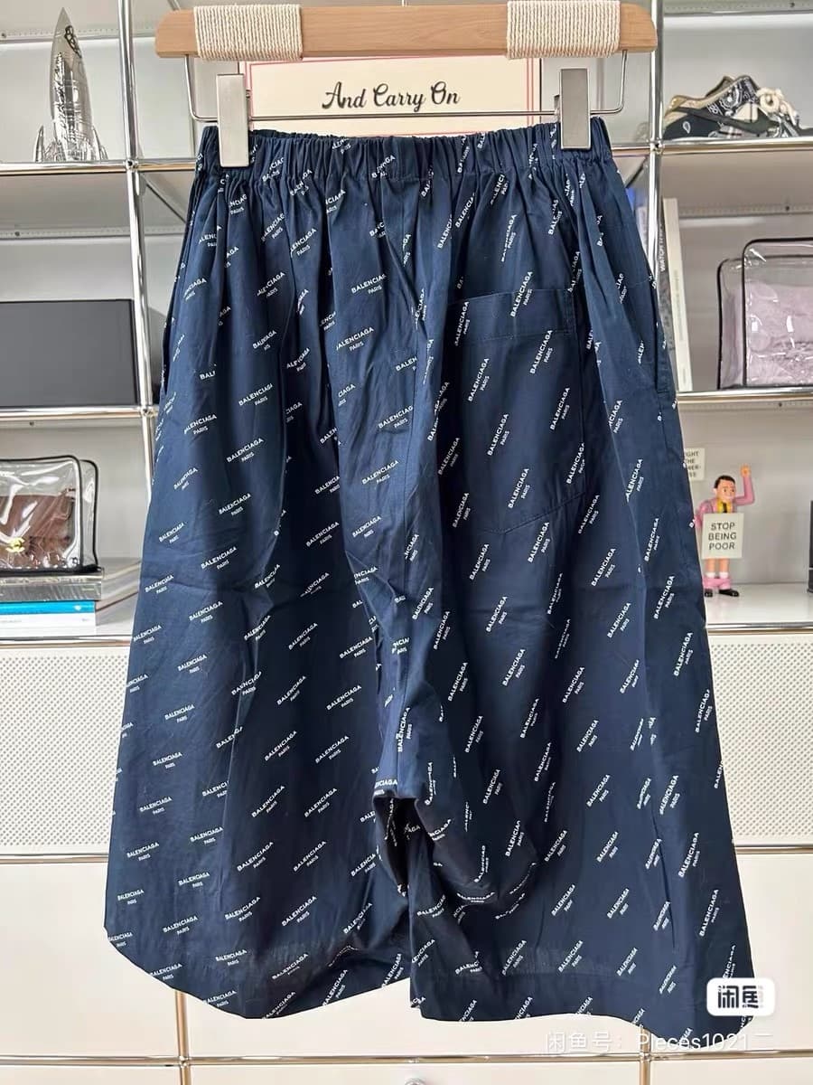 Синие шорты с логотипом Balenciaga и эластичной резинкой на талии 44-го размера остались в шкафу