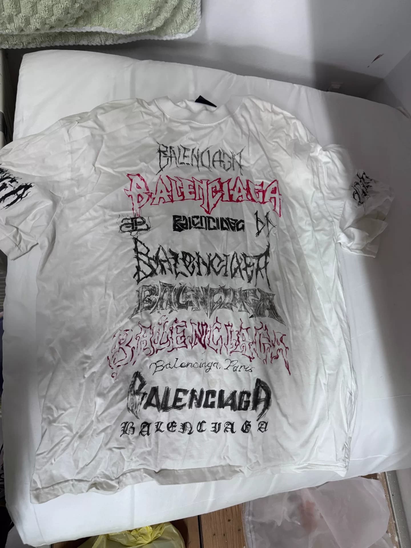 Платье Balenciaga Year of the Dragon с короткими рукавами длиной около 77 см, с небольшими следами износа