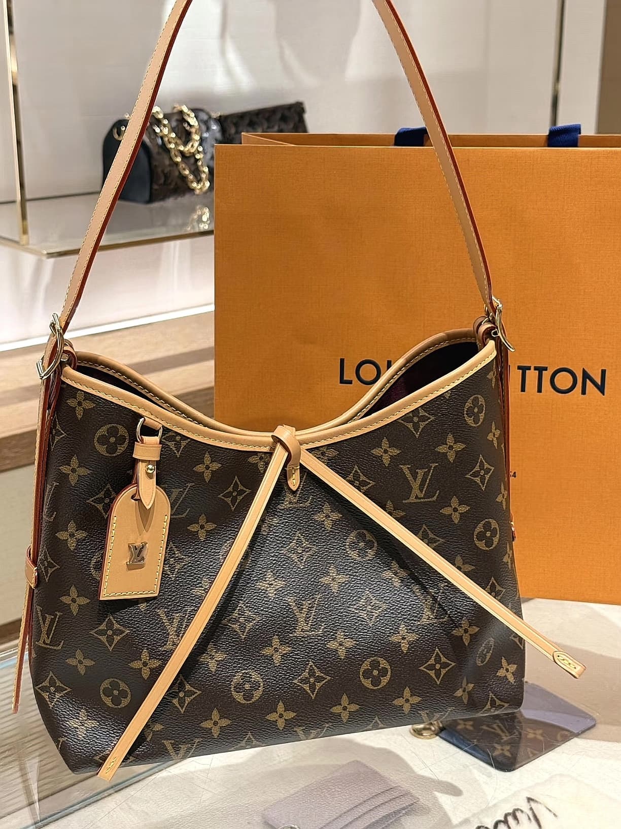 Августовский пропуск LV переносит маленькую сумку-тотализатор для пресбиопии, курьерскую сумку-мессенджер.