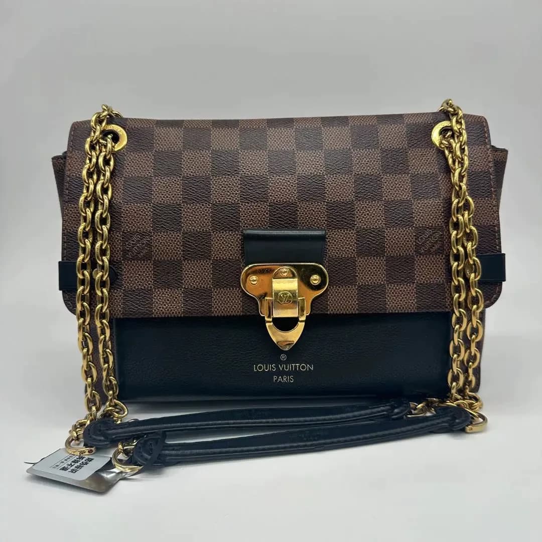Маленькая сумка на цепочке в шахматном порядке от LV Vavin коричневого и черного цветов с золотой фурнитурой на цепочке через плечо