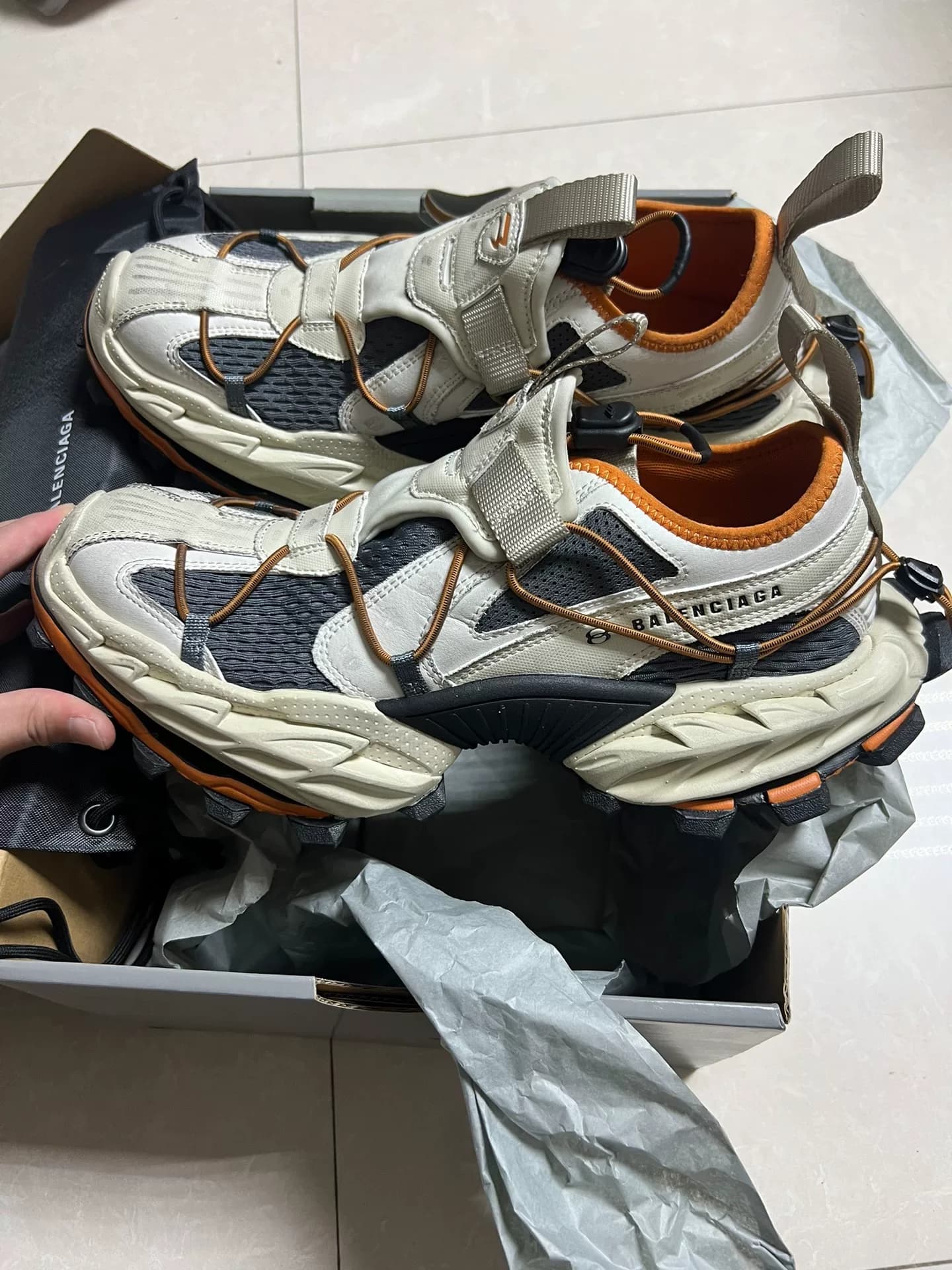 Совершенно новые туфли Balenciaga daddy в индивидуальном стиле balenciaga с низким вырезом и круглым носком на шнурке оранжевого цвета