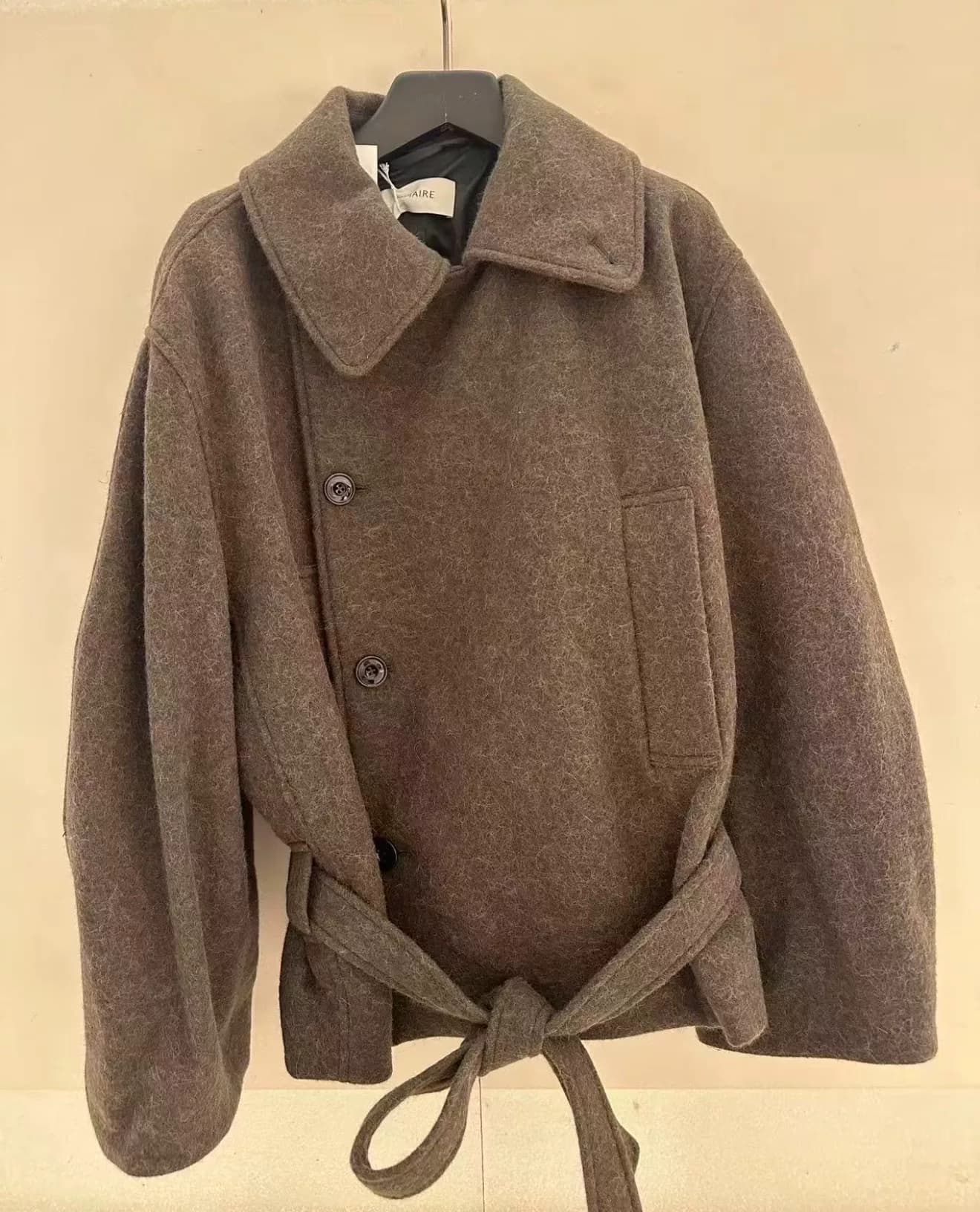 Шерстяное короткое пальто-халат Lemaire 26fw с коричневой грудью