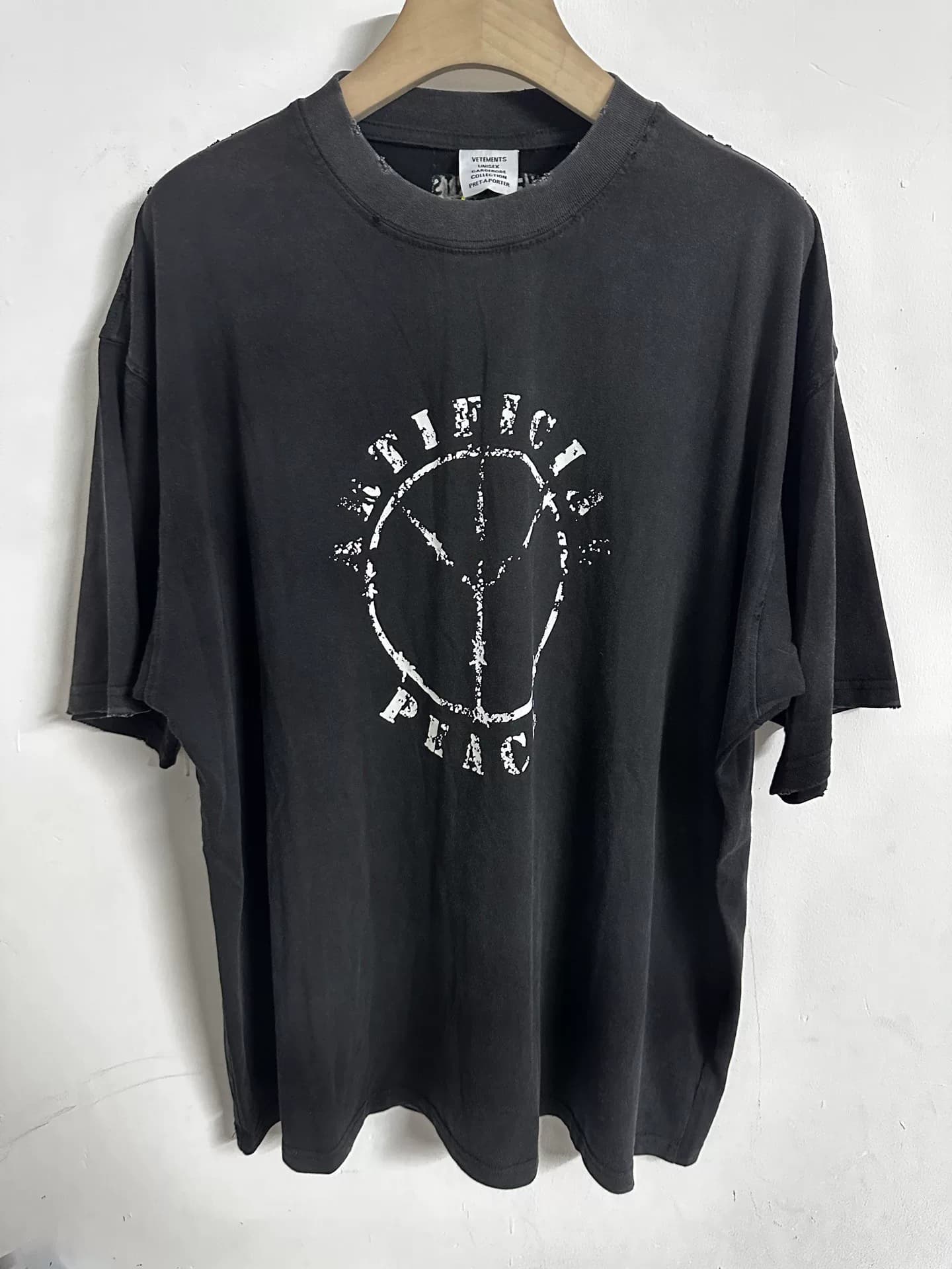 На VETEMENTS 27 представлены новые модели с короткими рукавами
