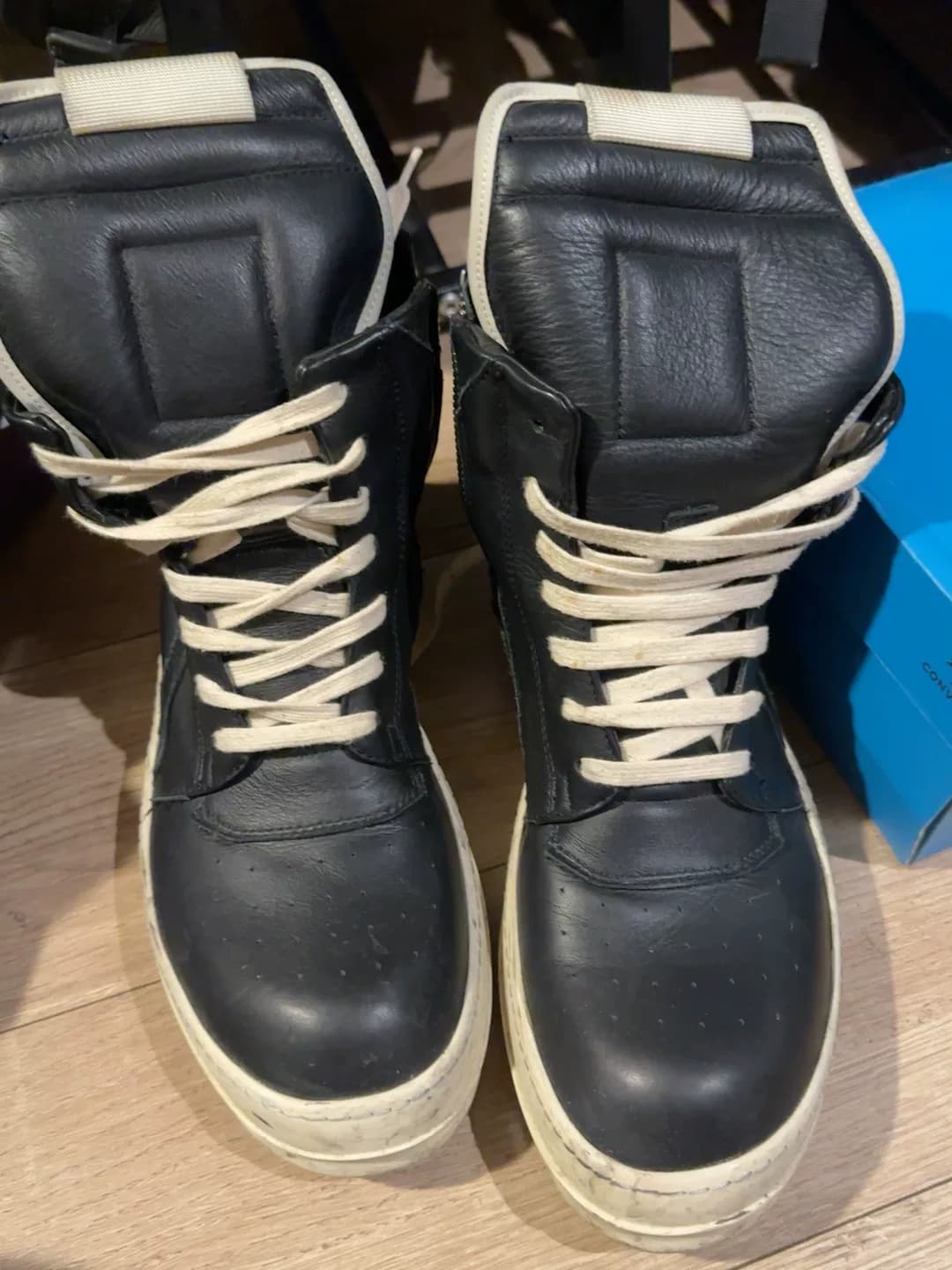 Туфли на высоком каблуке с перевернутым треугольником от Rick Owens черно-белого цвета в тон 41-му размеру
