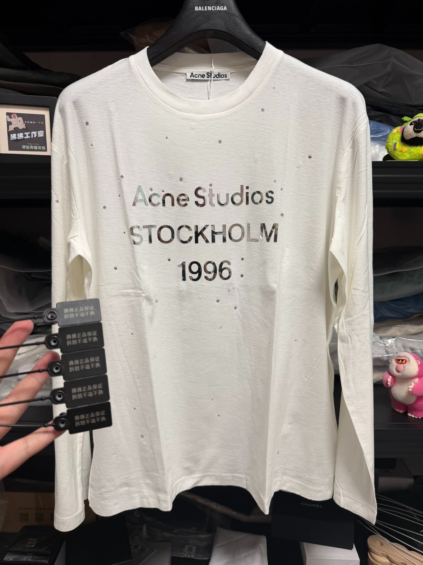 Яркий буквенный логотип Acne Studios 1996 года выпуска.
