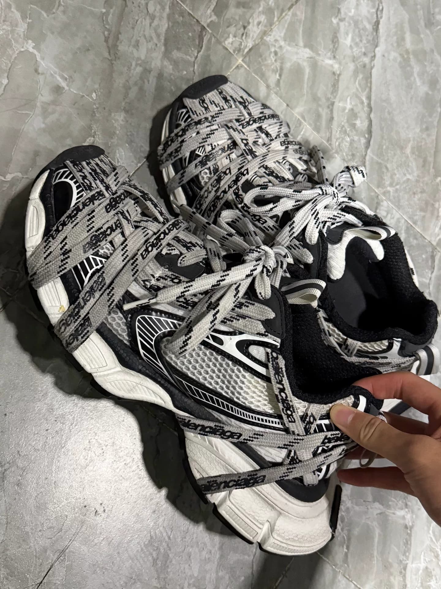 Модель Balenciaga из натуральной кожи 3XL 41-го размера можно носить, даже если она слишком велика на 42-й размер