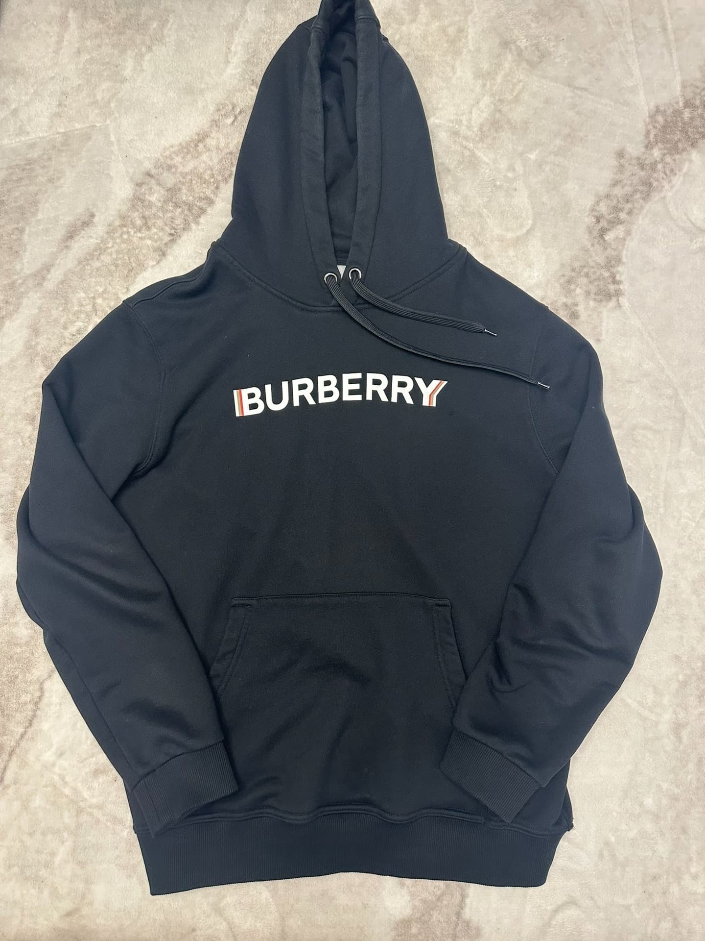 Черный свитер с капюшоном от Burberry, купленный для чего-то, с биркой.L код,