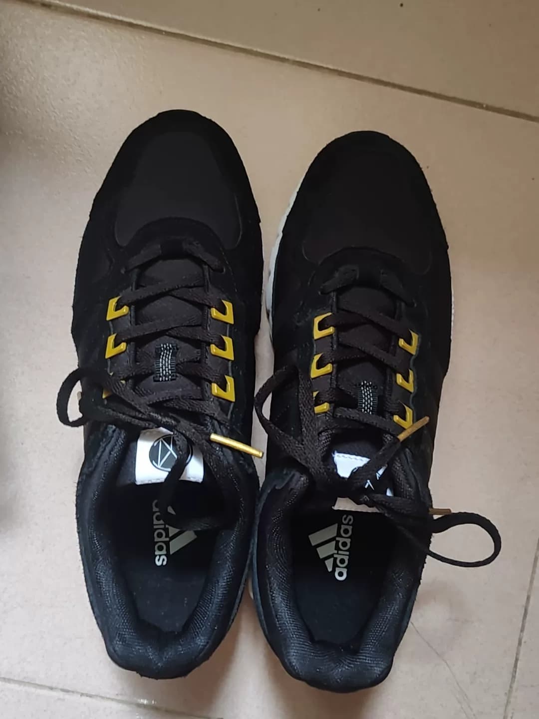 Кроссовки Adidas EQT для бега трусцой, размер 43, черные, покупались маленькими, совершенно новые и не ношенные, с коробкой,
