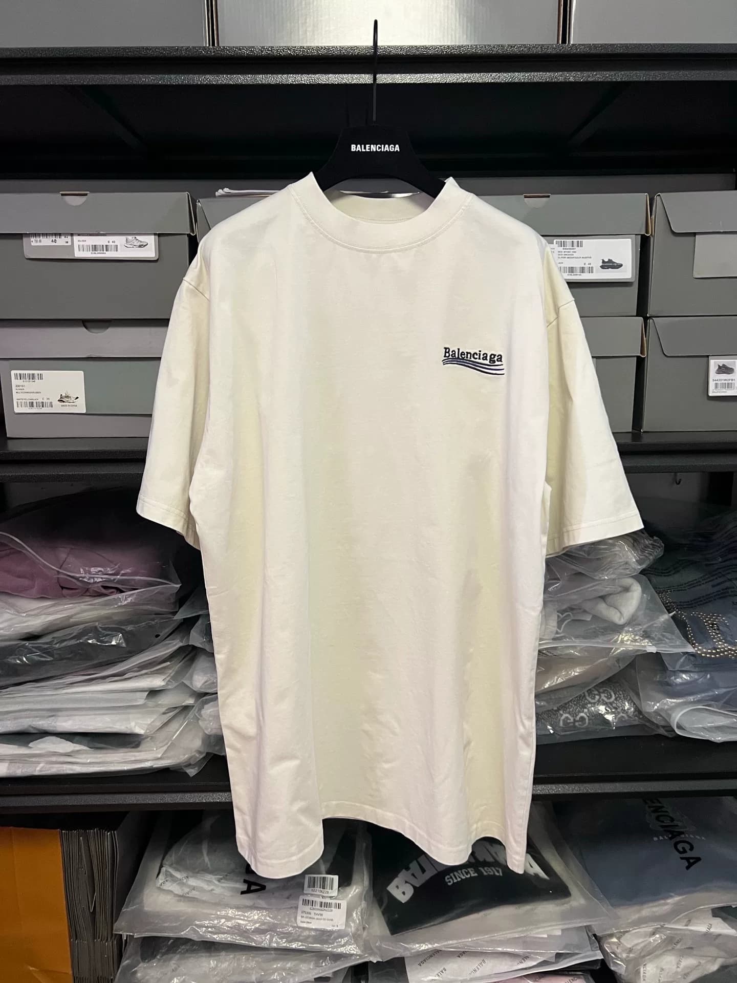 Футболка Balenciaga Balenciaga SS22 с буквенным принтом, круглым вырезом и коротким рукавом.