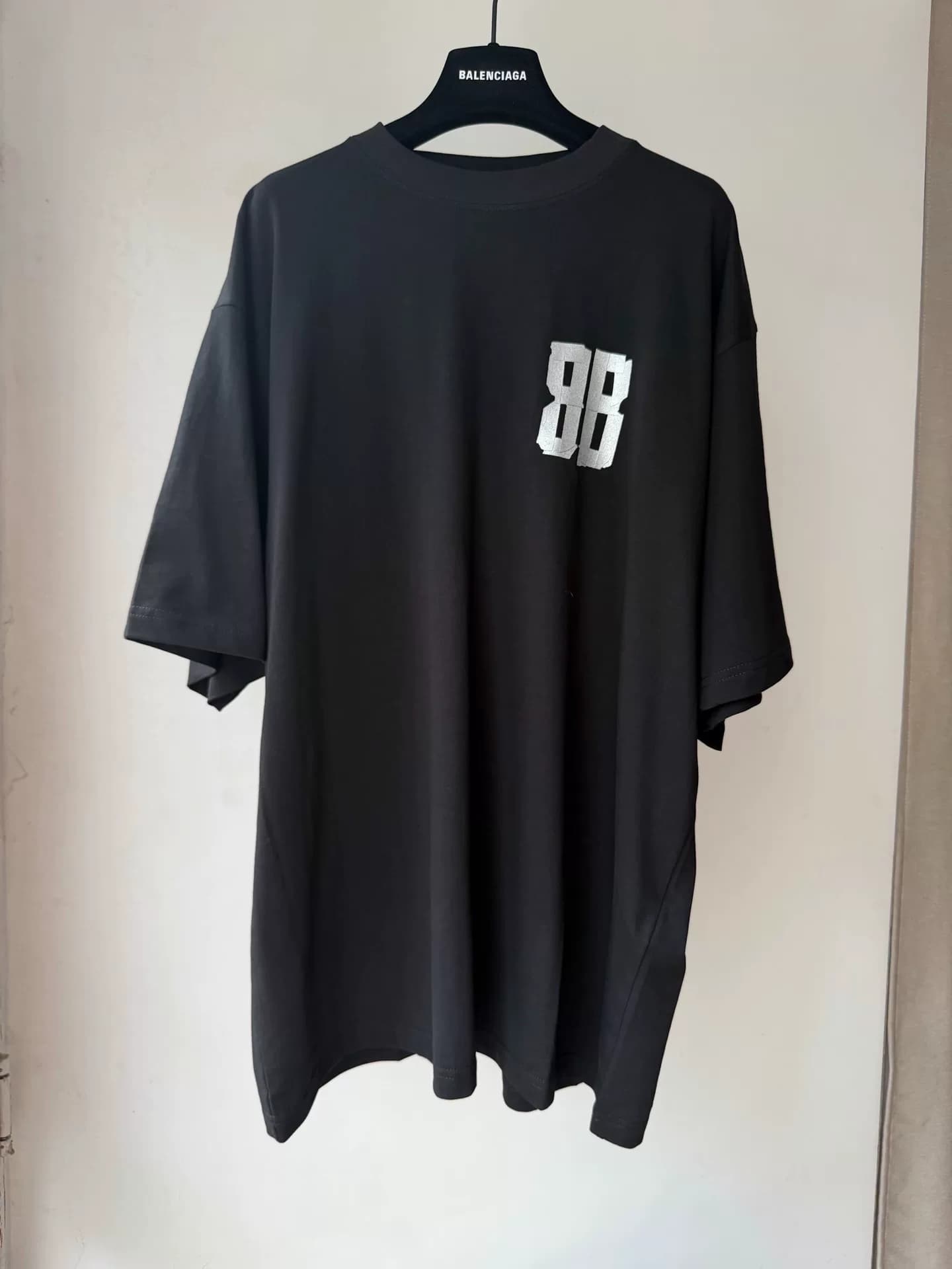 Balenciaga Зимняя коллекция Balenciaga FW26 однотонного цвета с буквой L
