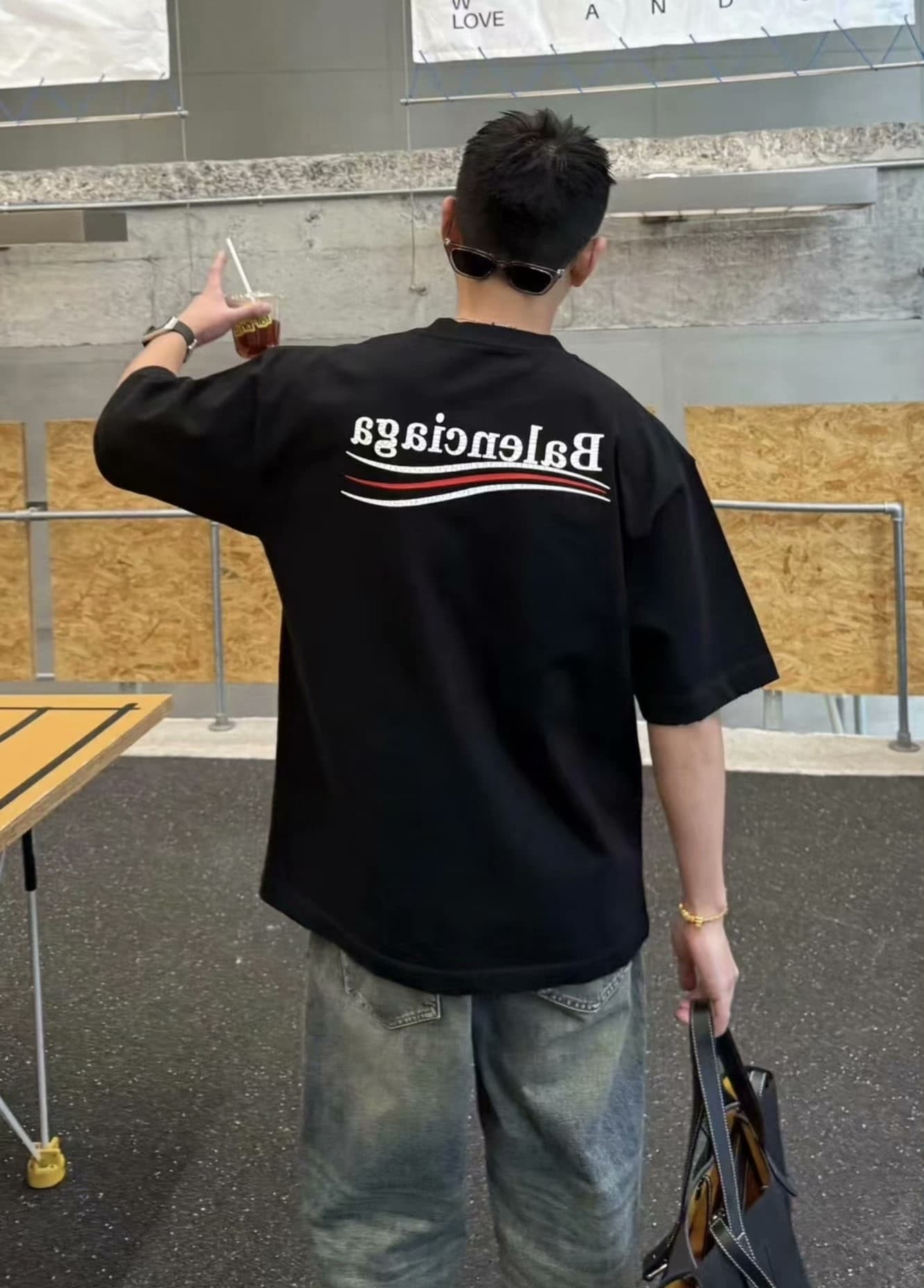 Футболка с логотипом Balenciaga Balenciaga Cola wave с короткими рукавами, черного цвета, крупный логотип на груди и спине, трехмерный вспенивающийся…