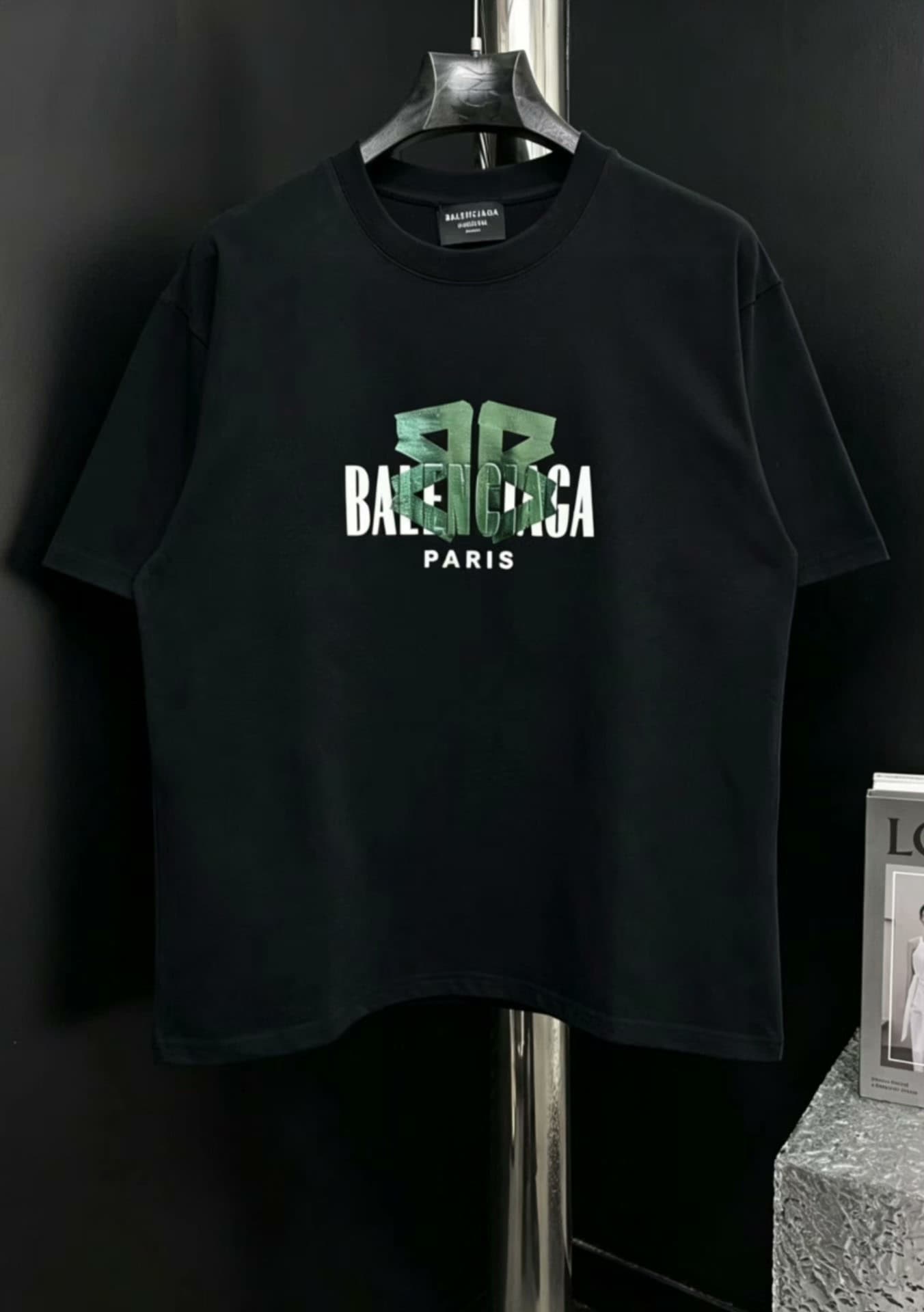 Balenciaga Футболка Balenciaga с короткими рукавами, черного цвета, объемная зеленая футболка на груди
