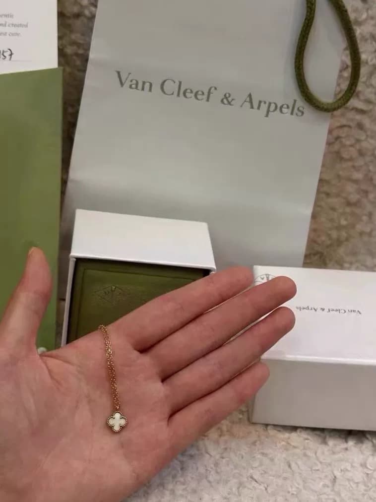 Мини-колье из четырехлистного клевера Van Cleef & Arpels