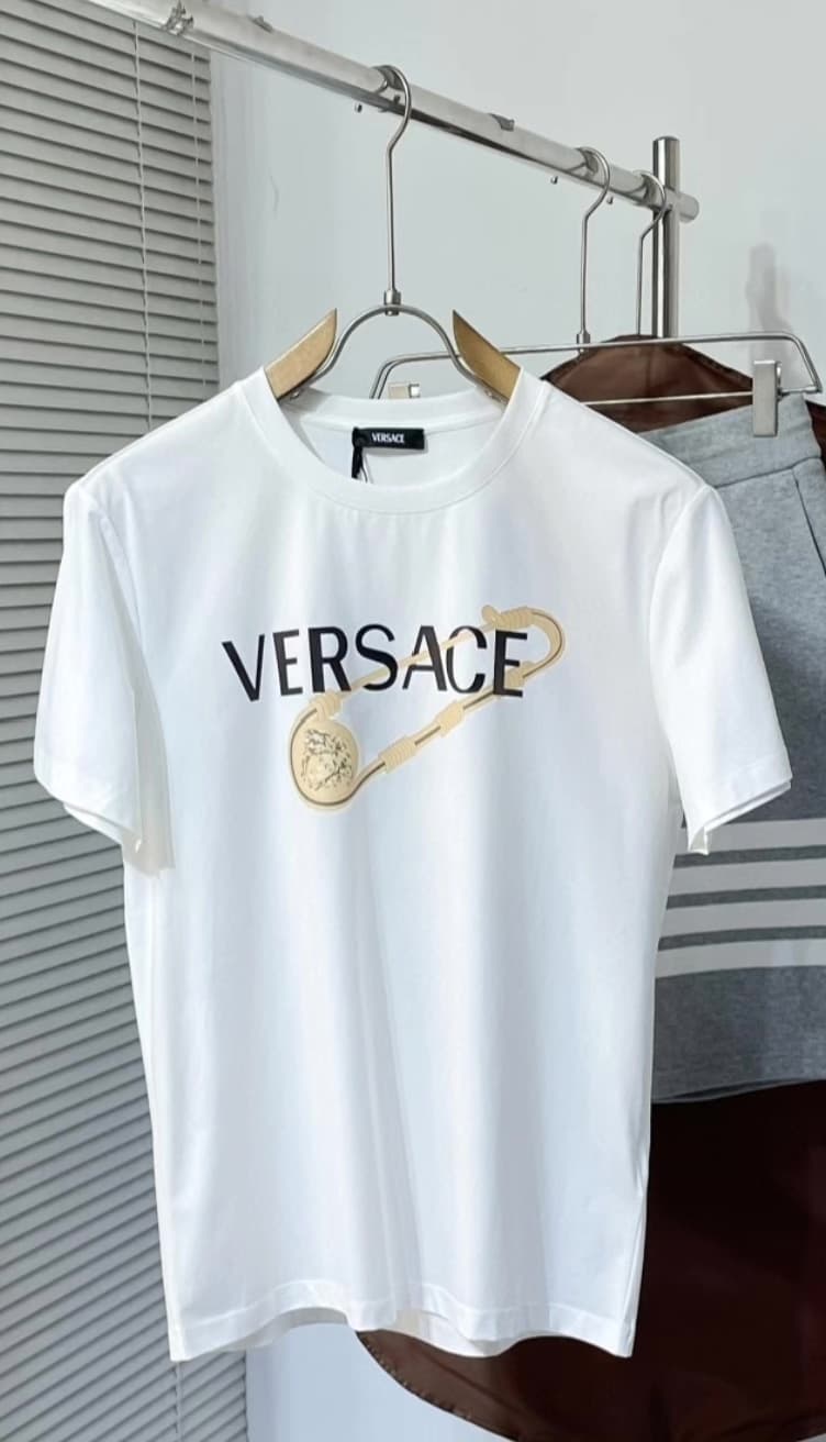 Настоящий снимок Versace Футболка Versace с короткими рукавами, белая, с принтом в виде цепочки Медузы на груди