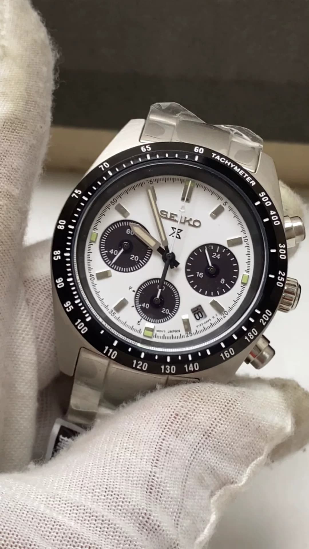 Совершенно новая, нераспечатанная пленка Seiko Red Panda, оригинальные часы, фотокинетический механизм, трехгранный хронограф с белой пластиной и чер…