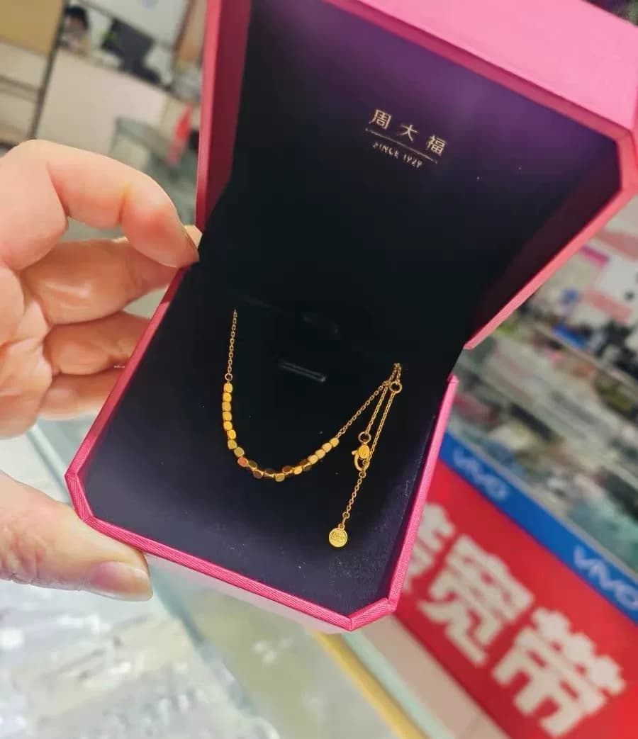 Ожерелье из чистого золота с маленькими кусочками сахара Chow Tai Fook, подлинное на прилавке, в оригинальной коробке, цвет почти новый, гарантия