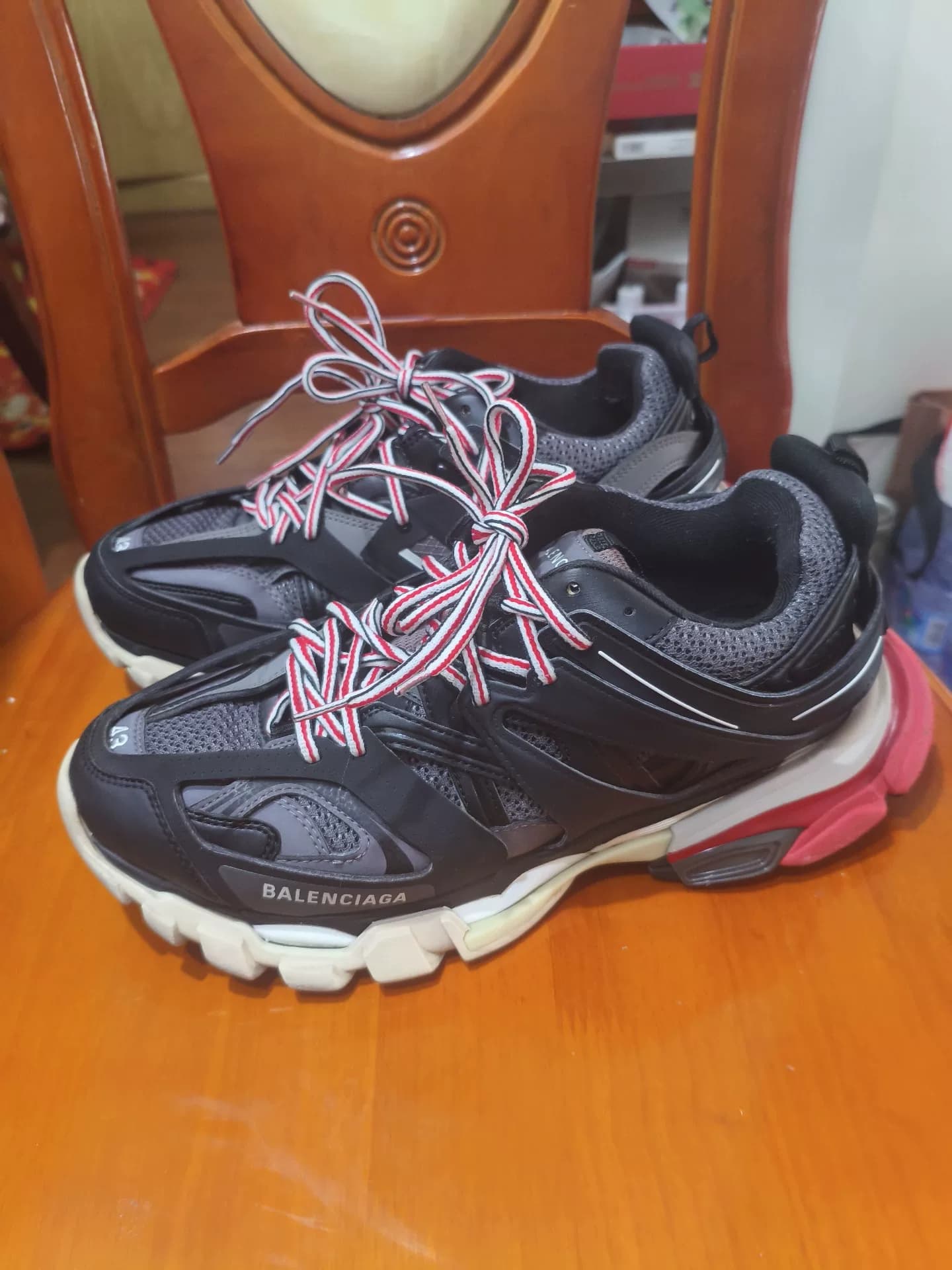 Кроссовки Balenciaga от Balenciaga черного и красного цветов в тон 43-му размеру