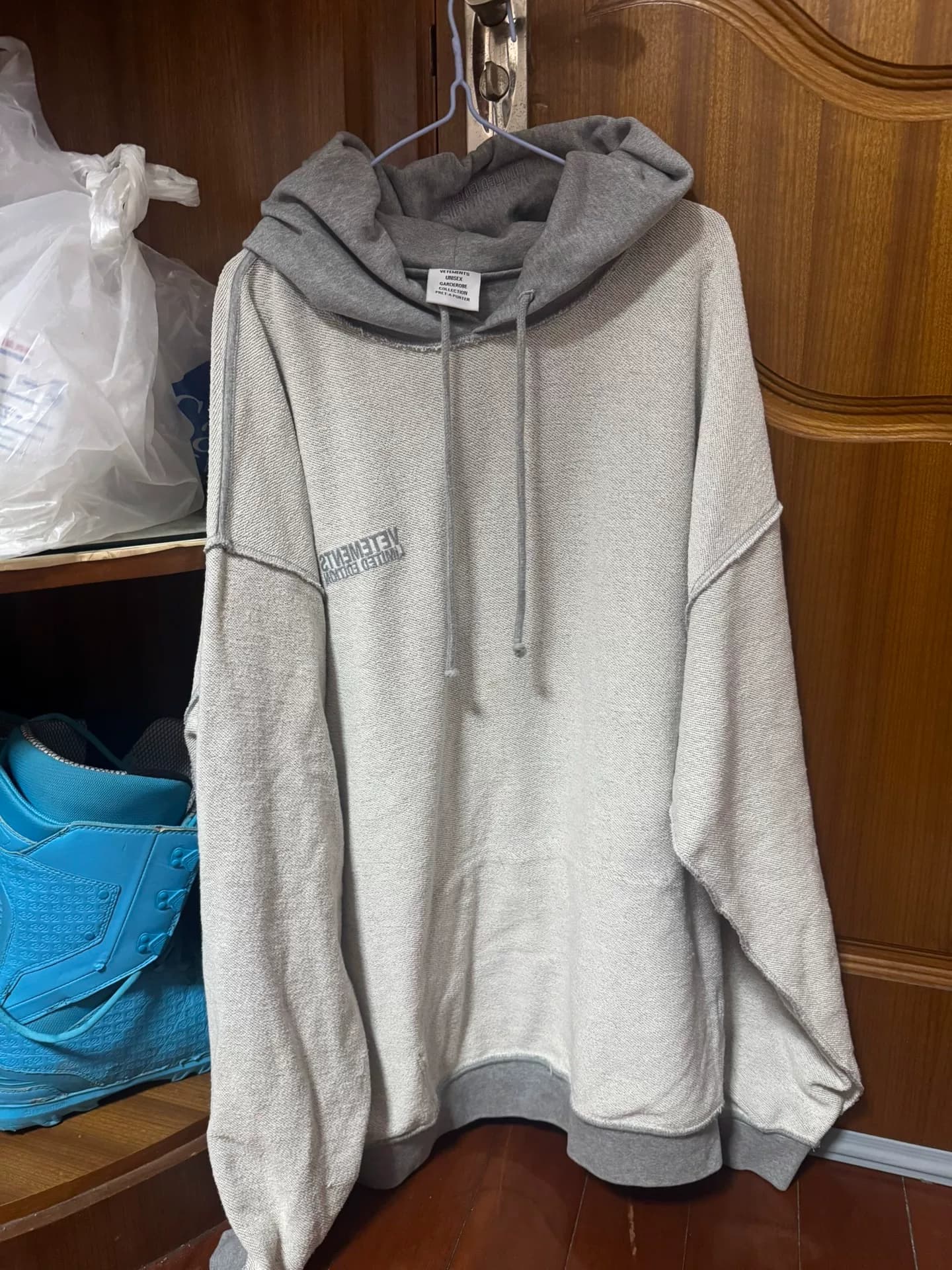 Двусторонний свитер VETEMENTS серого цвета с капюшоном, размер M