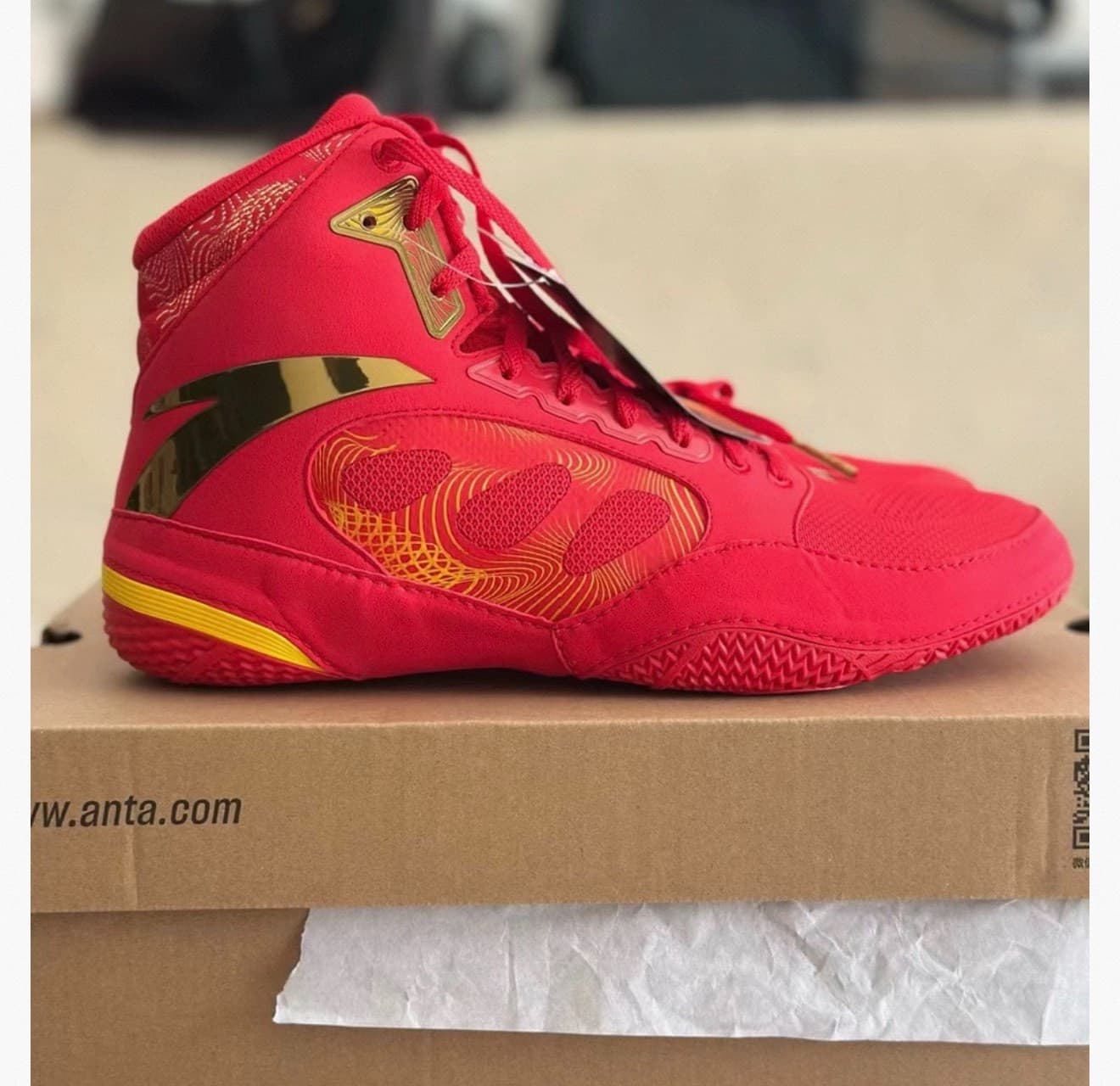Кроссовки Anta wrestling shoes national team с таким же лейблом 42-го размера, я ни разу не надевал высокие ботинки из красного золота с гарантией по…