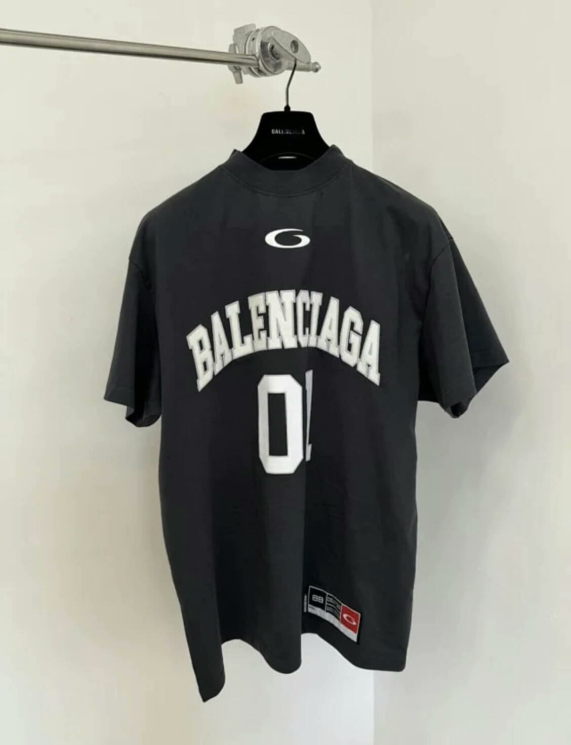 Топовая версия от Balenciaga Совместная баскетбольная форма Balenciaga с короткими рукавами для мужчин и женщин в едином стиле