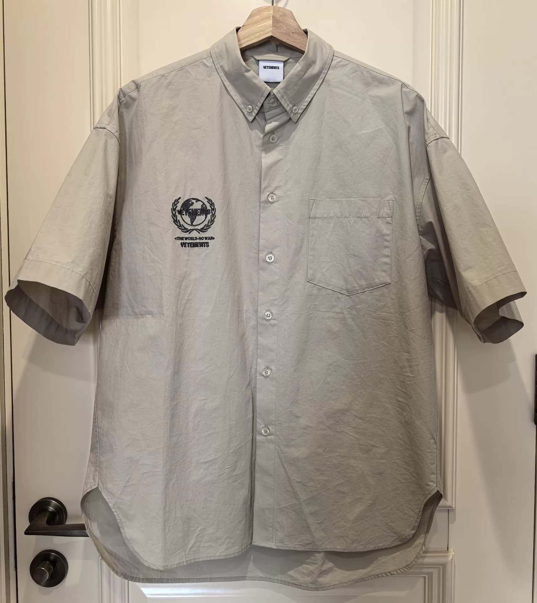 Совершенно новая симпатичная рубашка с короткими рукавами от VETEMENTS
