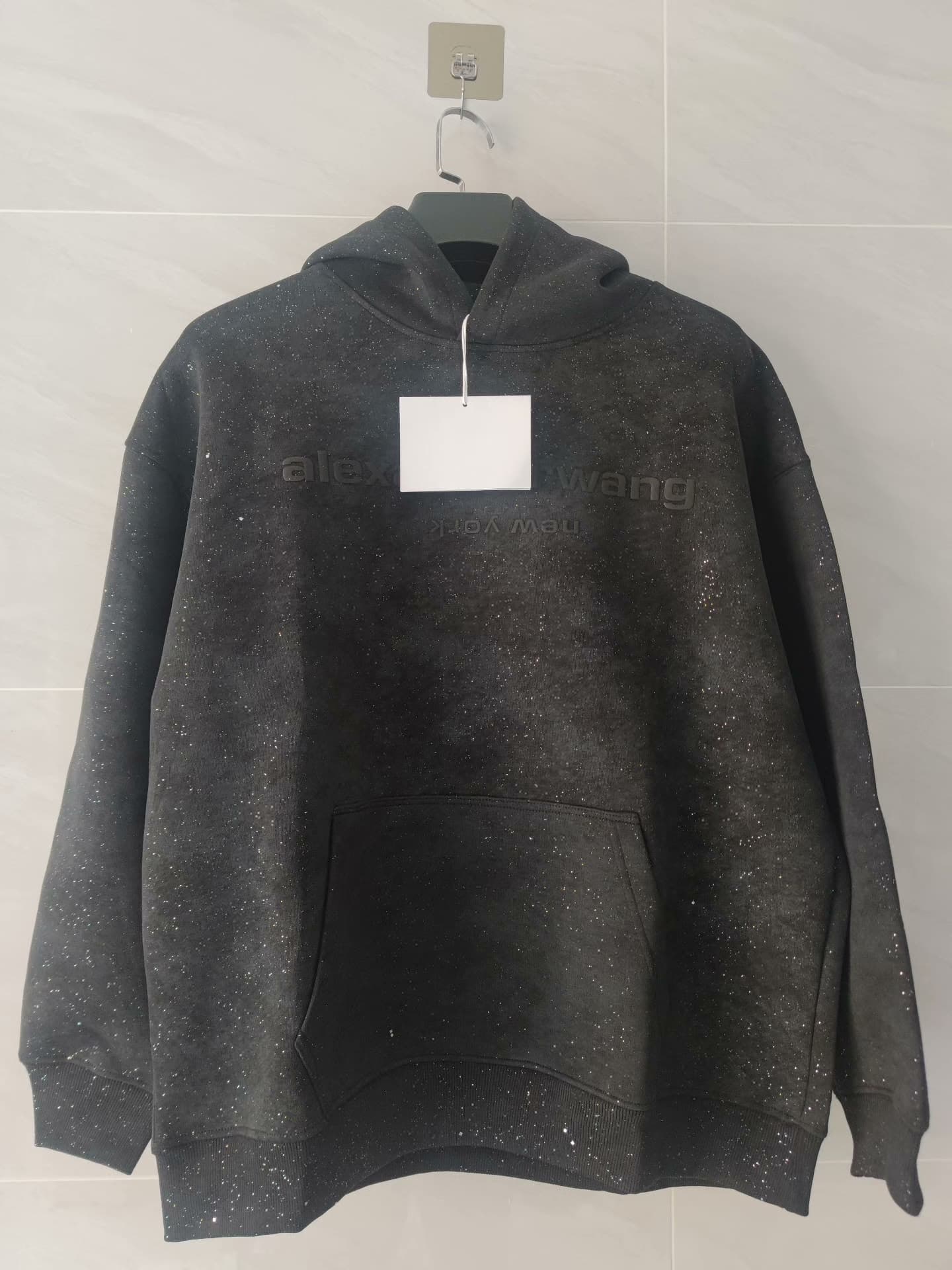 Черный свитер с капюшоном и звездочками от Alexanderwang