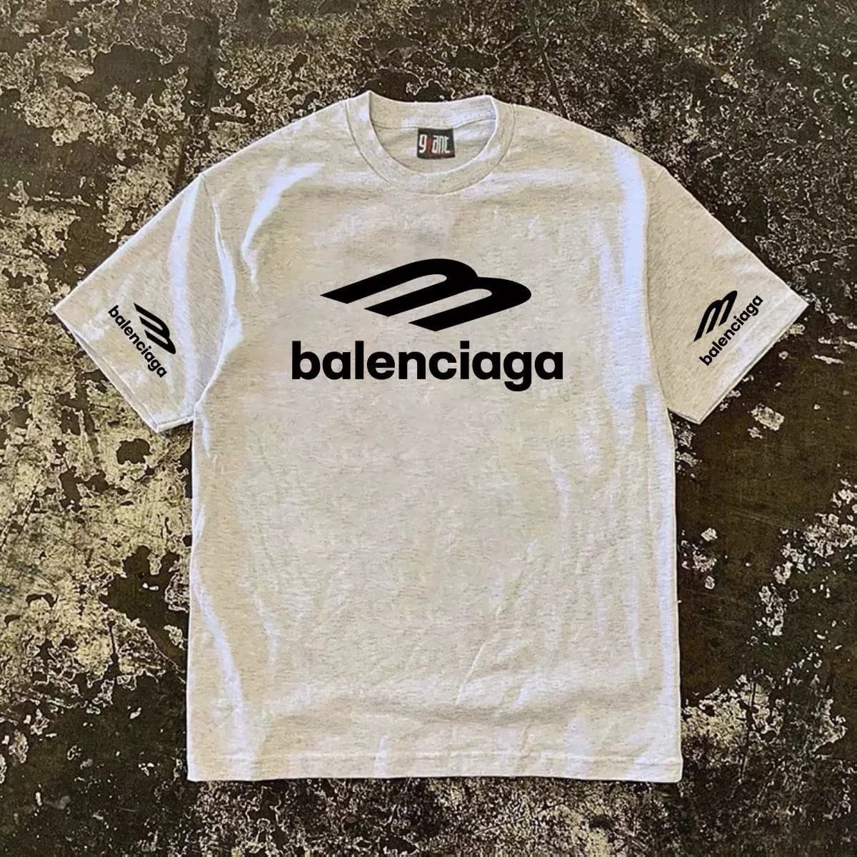 Совершенно новая футболка Balenciaga Balenciaga с короткими рукавами, все бирки на месте, не ношеная,