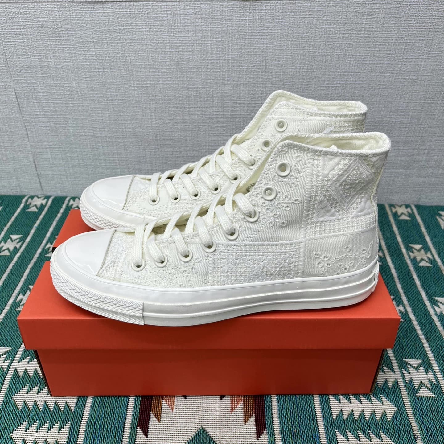 Совершенно новые кеды Converse Converse 1970-х годов с белой кружевной текстурой и высоким берцем на толстой подошве