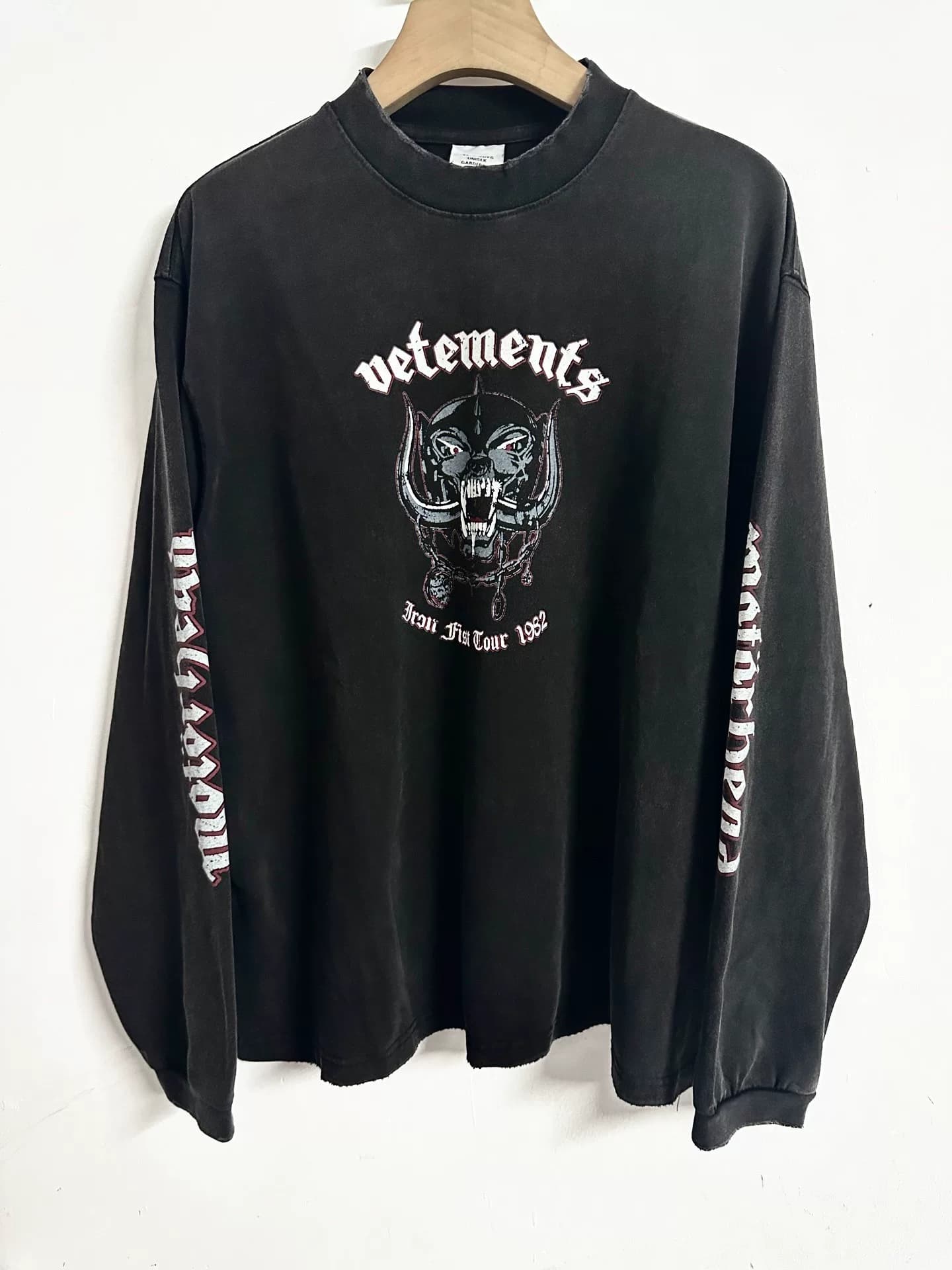 осень-зима 2026 от vetements, новые постиранные платья с длинными рукавами.