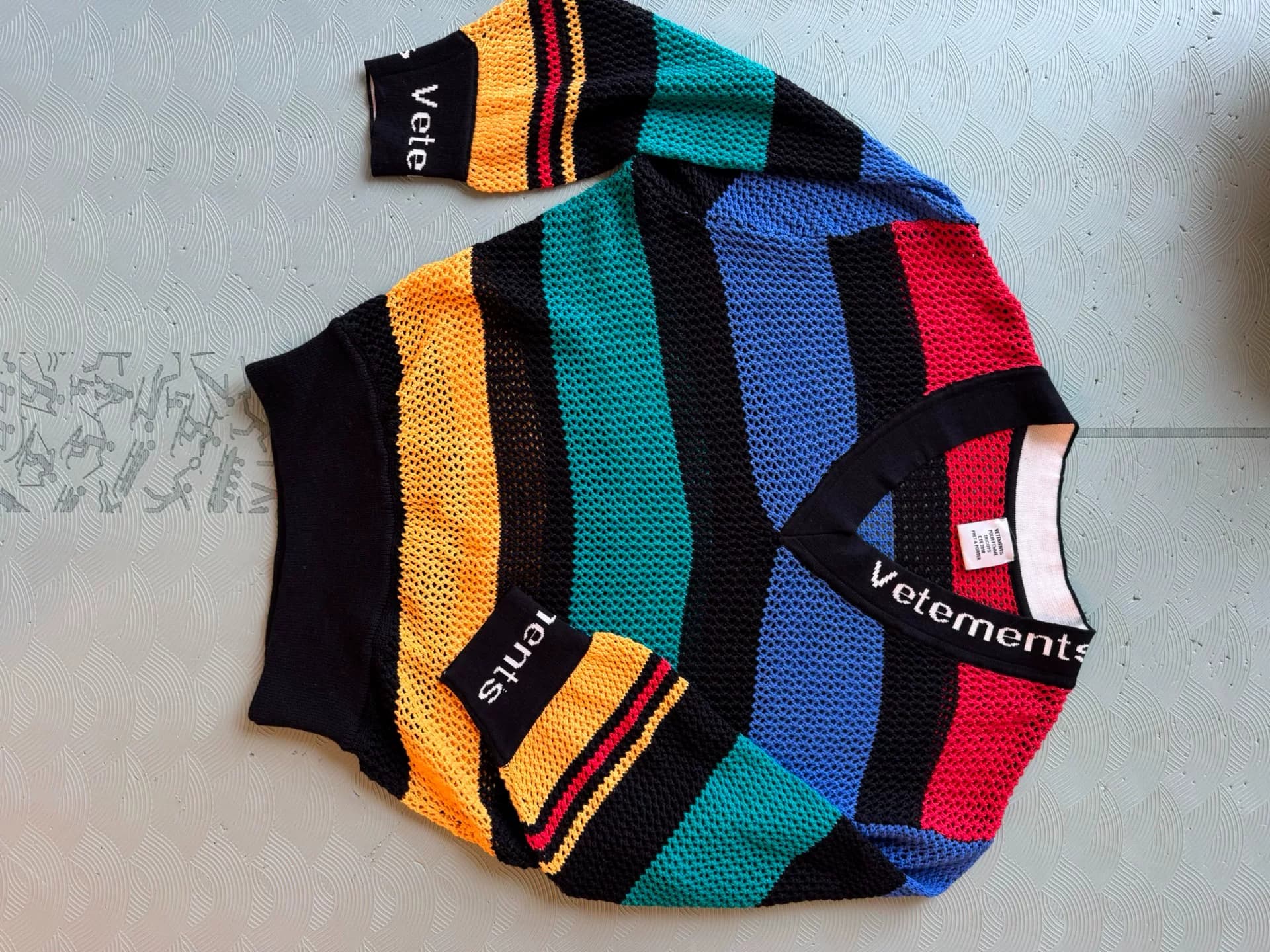 Свитер в радужную полоску от Vetements, почти новый, свободный вариант, пуловер с длинными рукавами