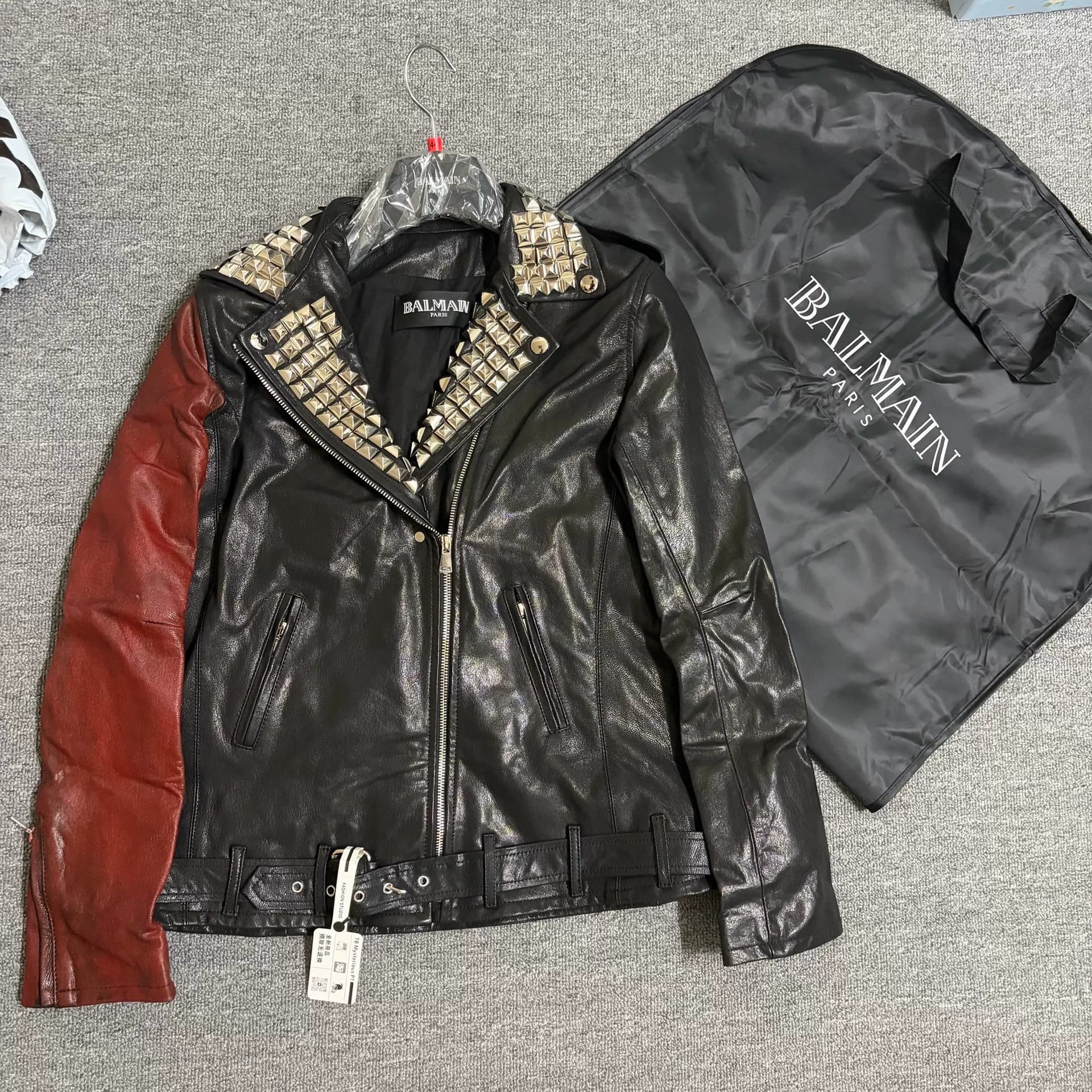 Balmain Balmain SS11 с заклепками красного цвета-Sl