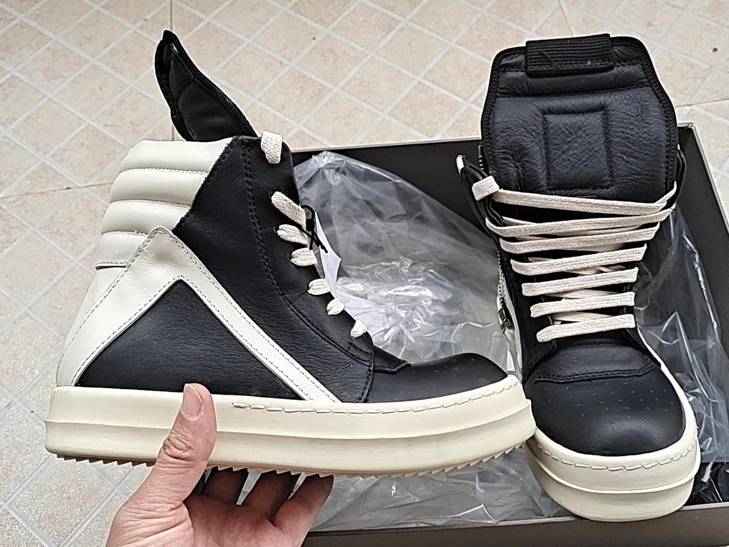 Почти совершенно новые туфли Rick Owens main line с высоким берцем в виде перевернутого треугольника, черно-белые в тон, 35