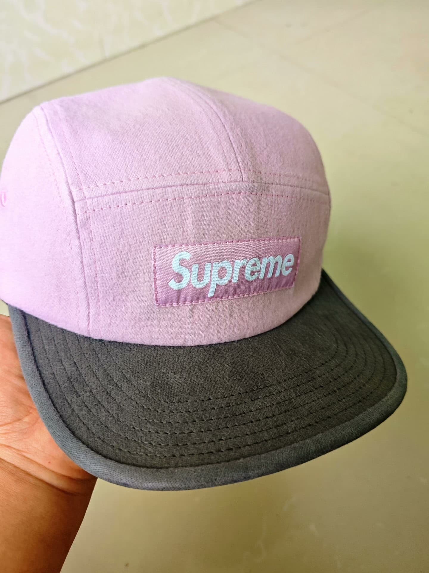 Шляпа из пяти частей Spot straight hair Supreme FW25 розово-серого контрастного цвета Supreme FW25