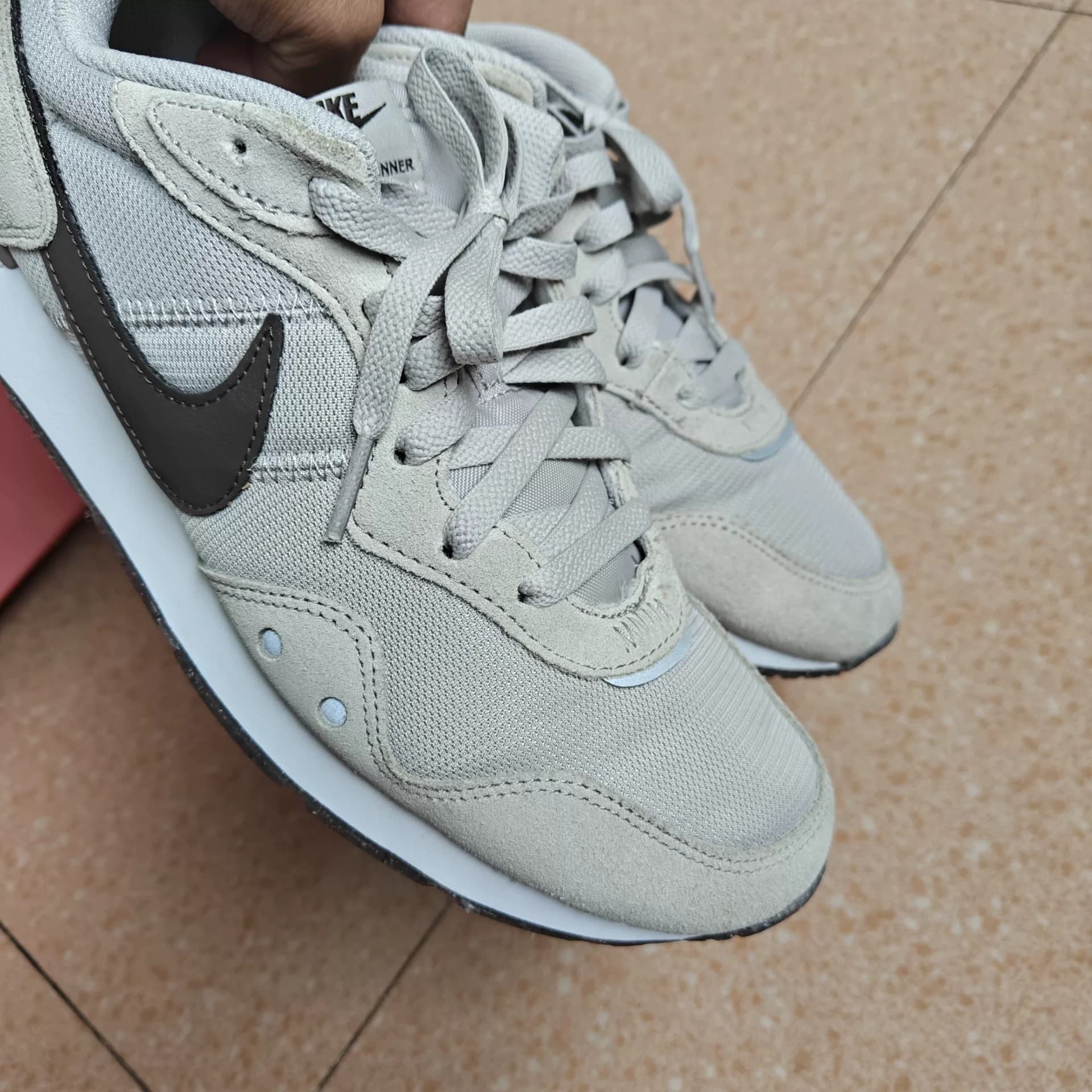 Nike Venture Runner в серо-белой цветовой гамме, размер обуви 42, только примерьте