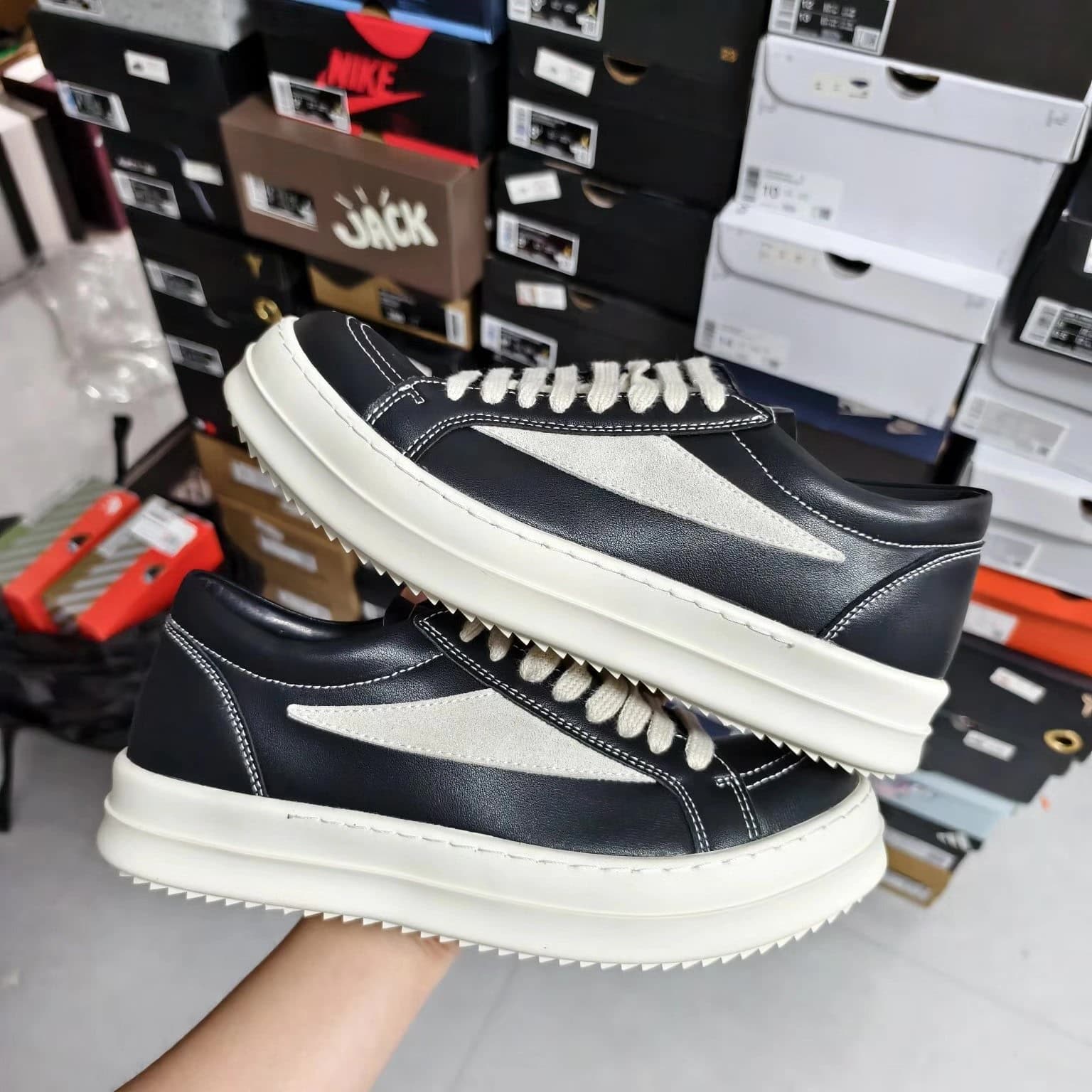 Rick Owens Edfu Рик Оуэнс - модный спортивный костюм из кожи с глубоким вырезом